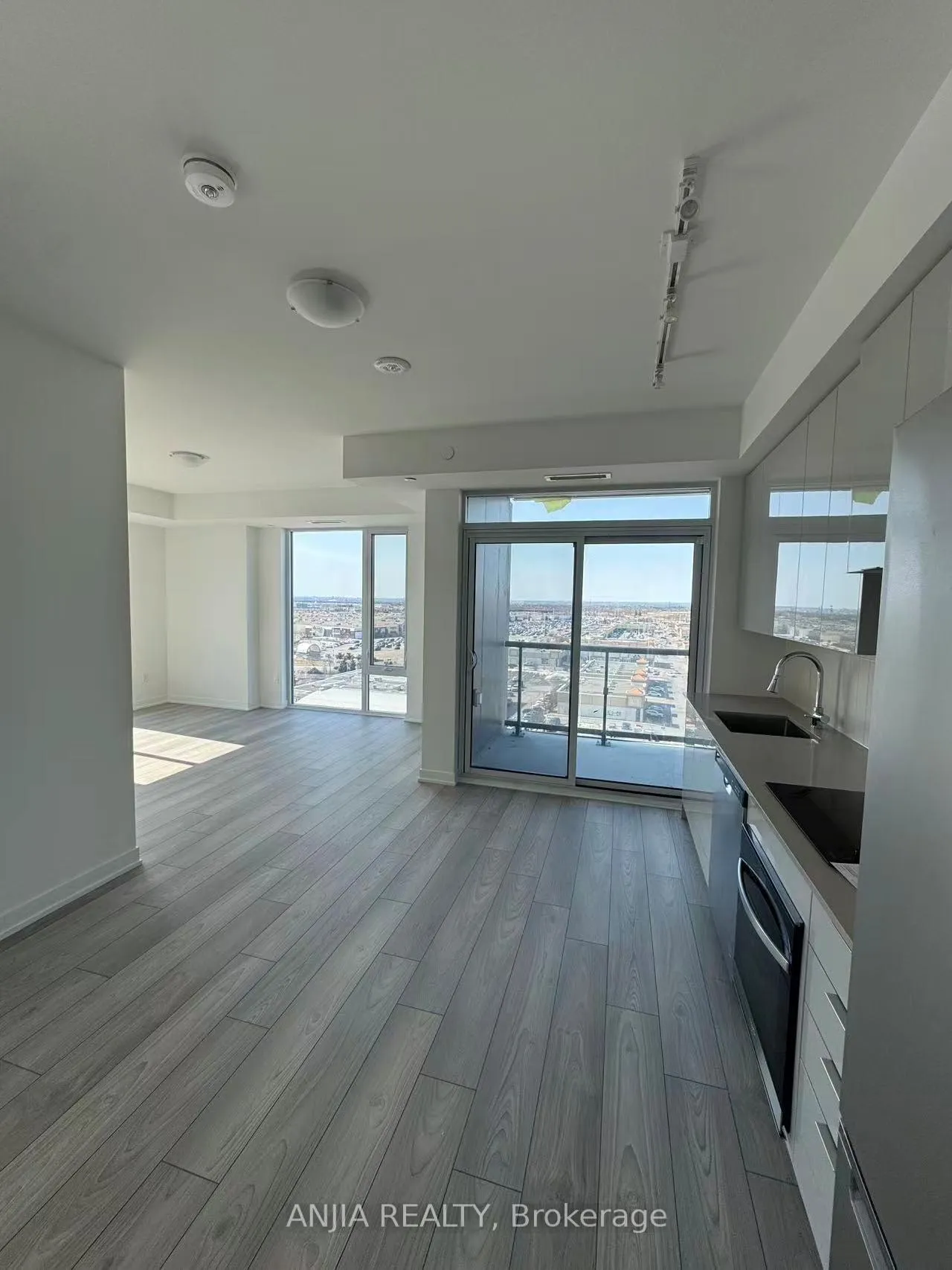 Photo 2 of Unit 1020, 10 Abeja Street, Vaughan, Concord — HOMEH