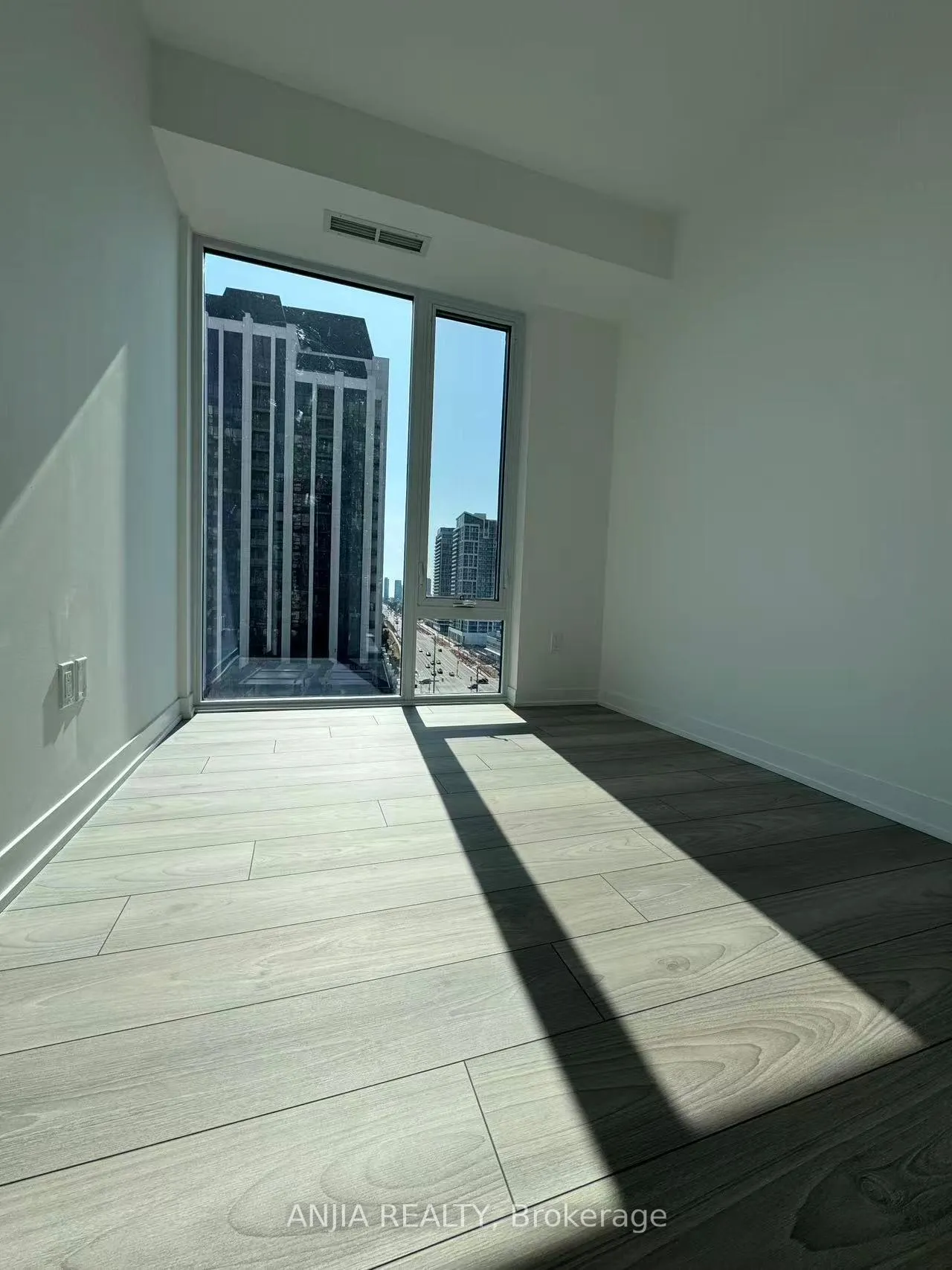 Photo 10 of Unit 1020, 10 Abeja Street, Vaughan, Concord — HOMEH