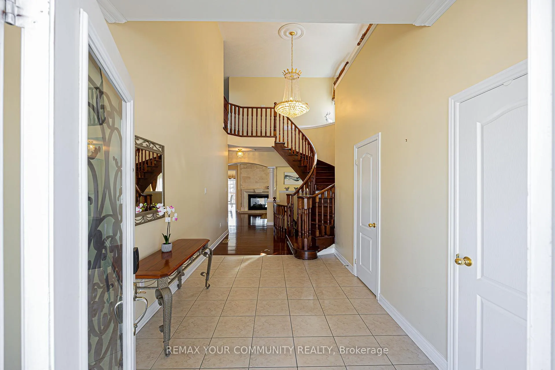 Photo 3 of 193 Maurier Boulevard, Vaughan, Patterson — HOMEH