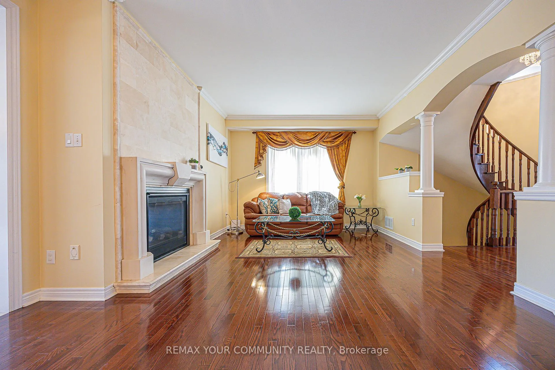 Photo 4 of 193 Maurier Boulevard, Vaughan, Patterson — HOMEH