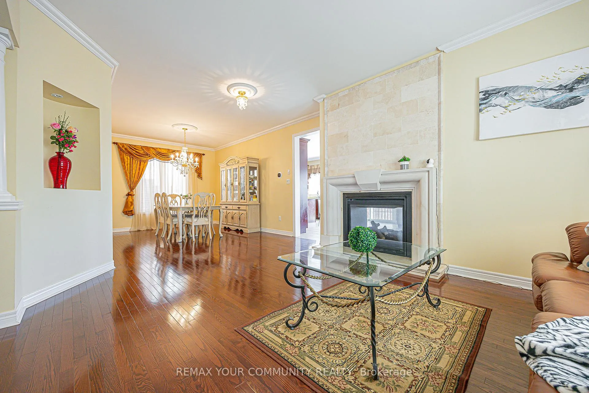 Photo 5 of 193 Maurier Boulevard, Vaughan, Patterson — HOMEH