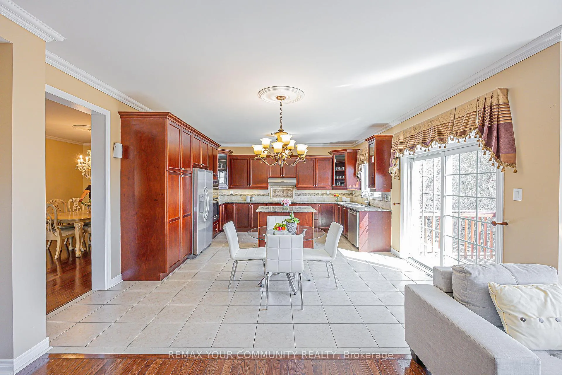 Photo 9 of 193 Maurier Boulevard, Vaughan, Patterson — HOMEH