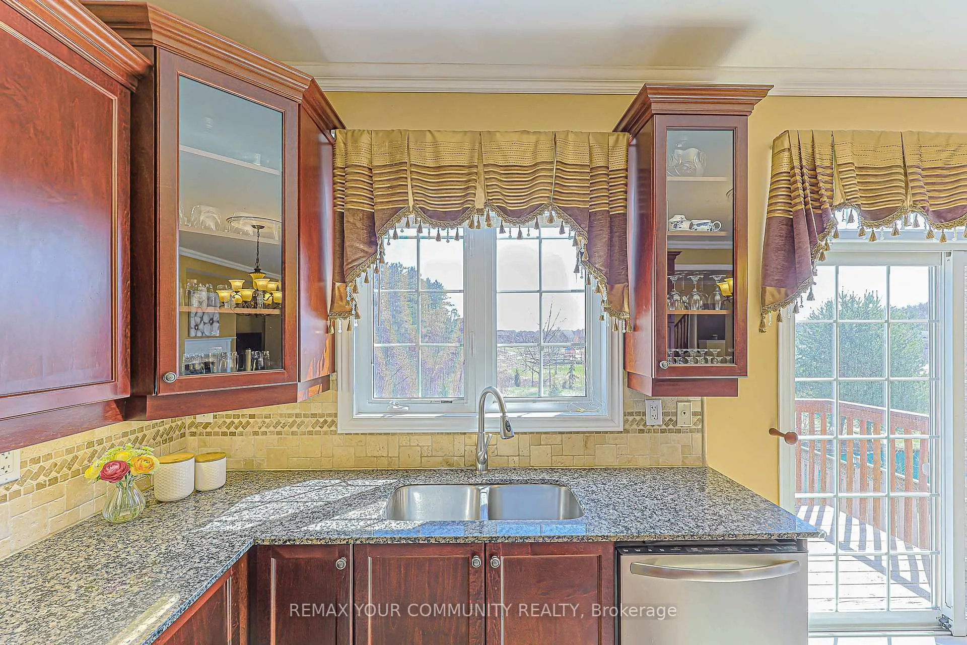 Photo 11 of 193 Maurier Boulevard, Vaughan, Patterson — HOMEH