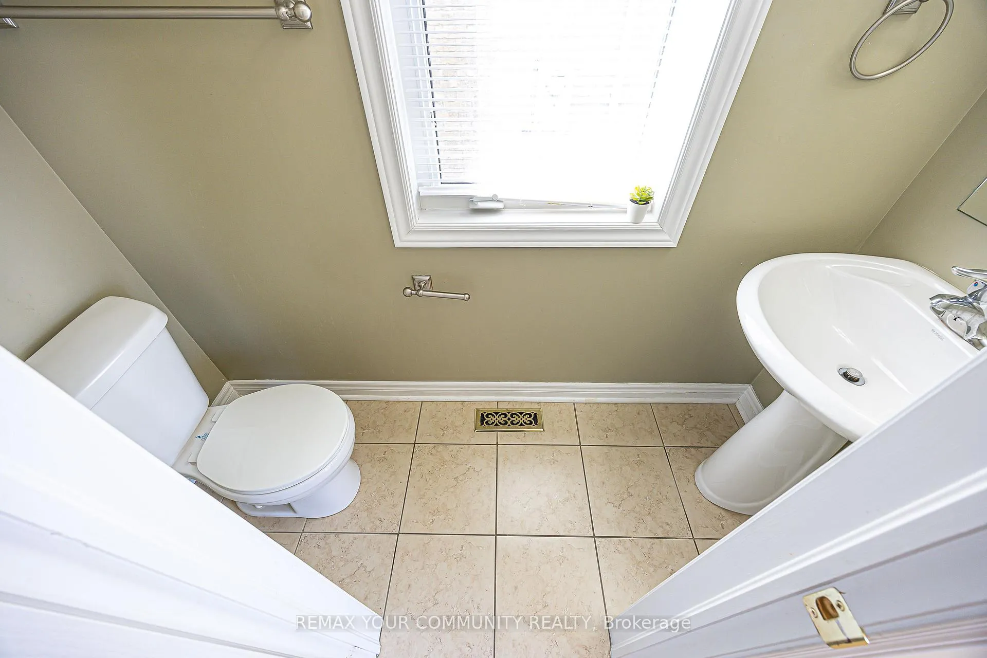 Photo 13 of 193 Maurier Boulevard, Vaughan, Patterson — HOMEH