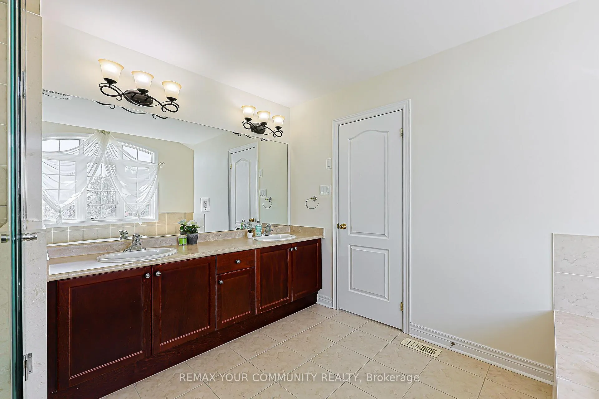Photo 19 of 193 Maurier Boulevard, Vaughan, Patterson — HOMEH