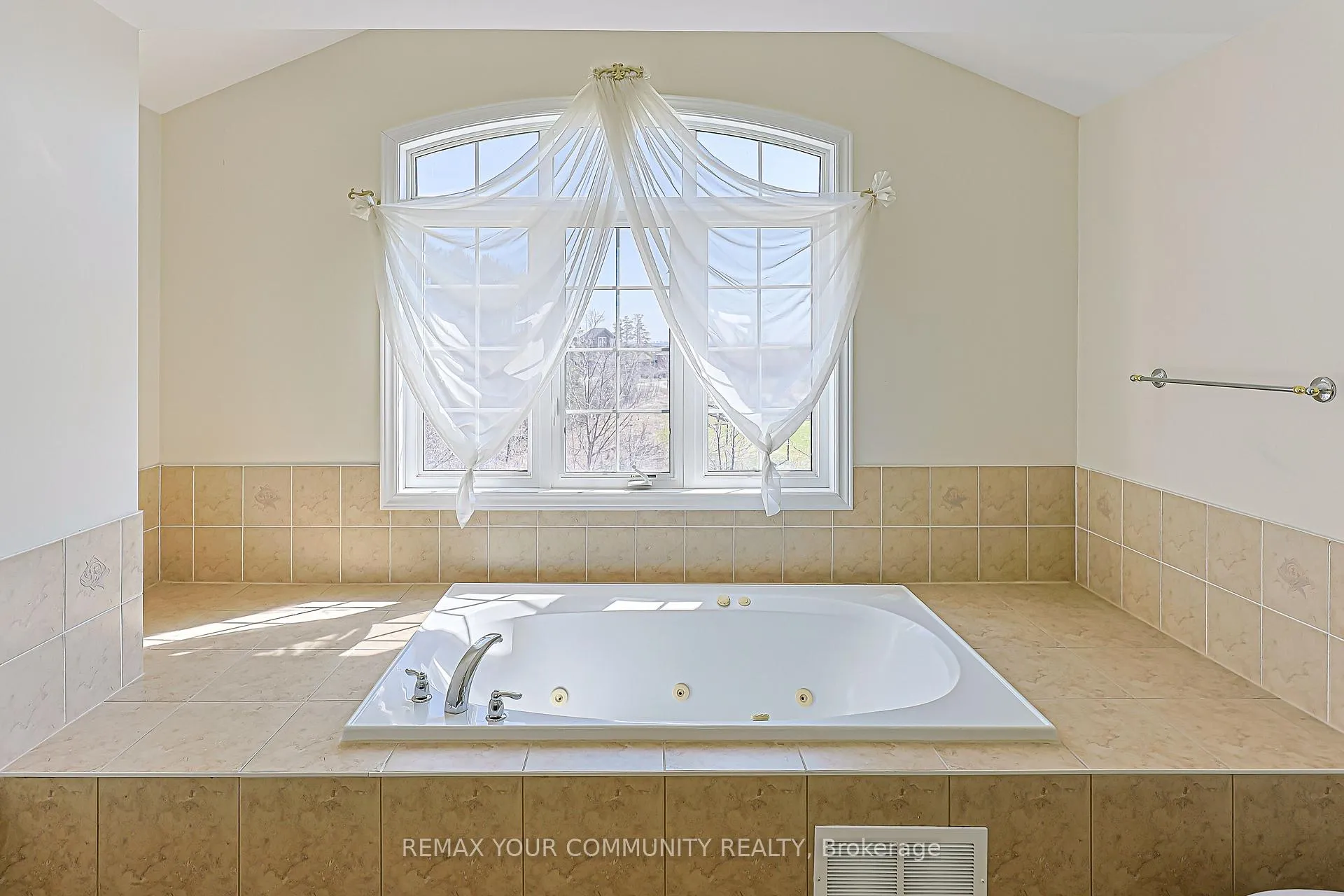 Photo 20 of 193 Maurier Boulevard, Vaughan, Patterson — HOMEH