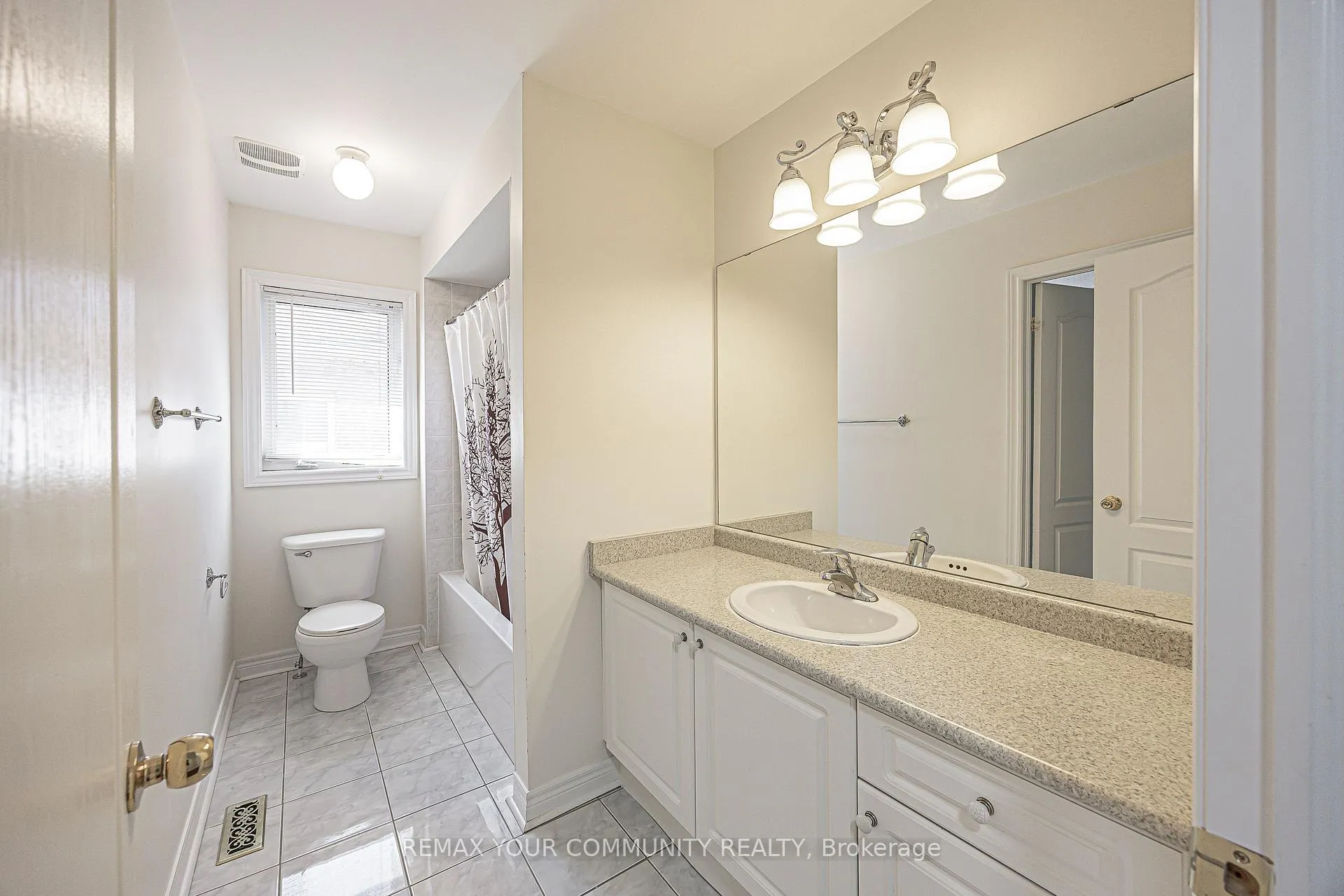 Photo 22 of 193 Maurier Boulevard, Vaughan, Patterson — HOMEH