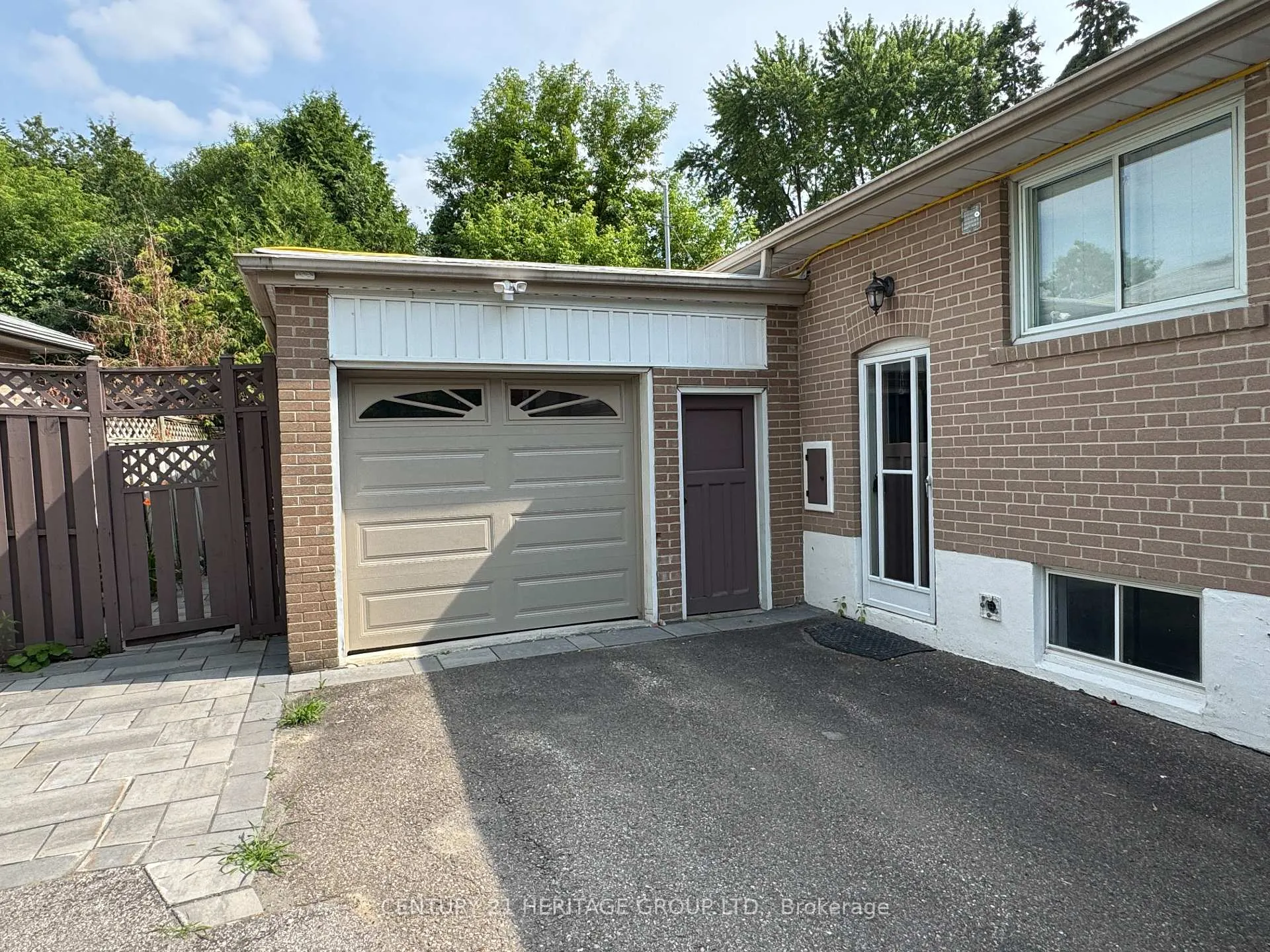 Photo 4 of 33 Aurora Heights Drive, Aurora, Aurora Heights — HOMEH