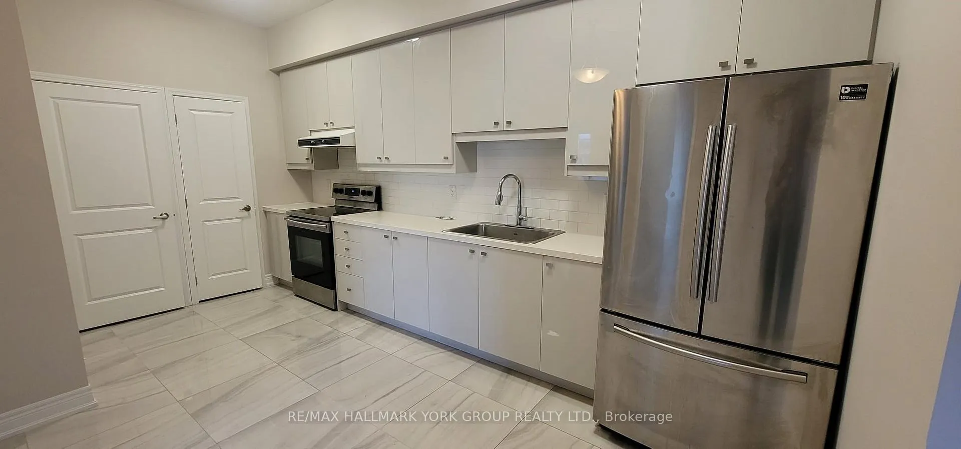 Photo 3 of Unit 207, 32 Wellington Street E, Aurora, Aurora Village — HOMEH