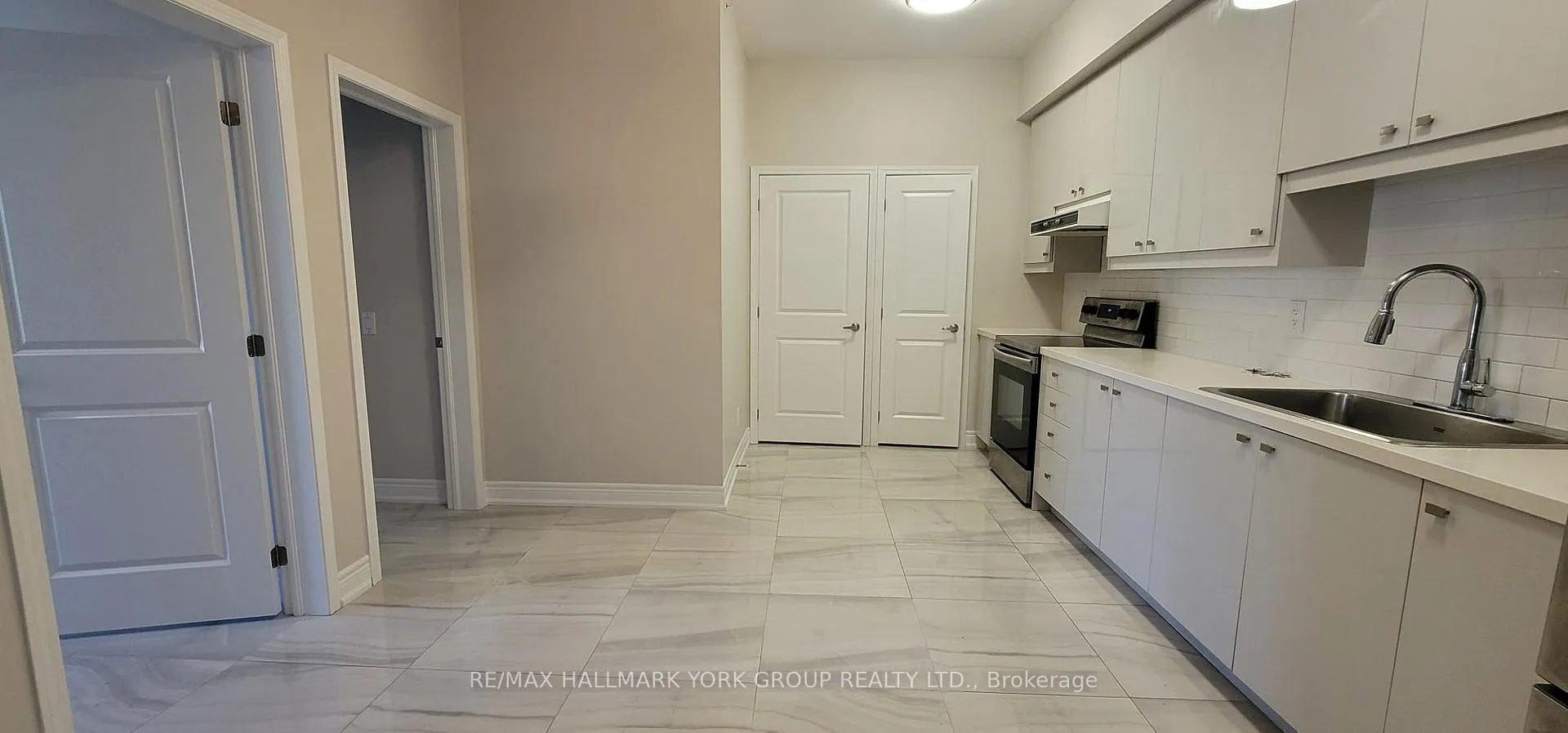 Photo 4 of Unit 207, 32 Wellington Street E, Aurora, Aurora Village — HOMEH
