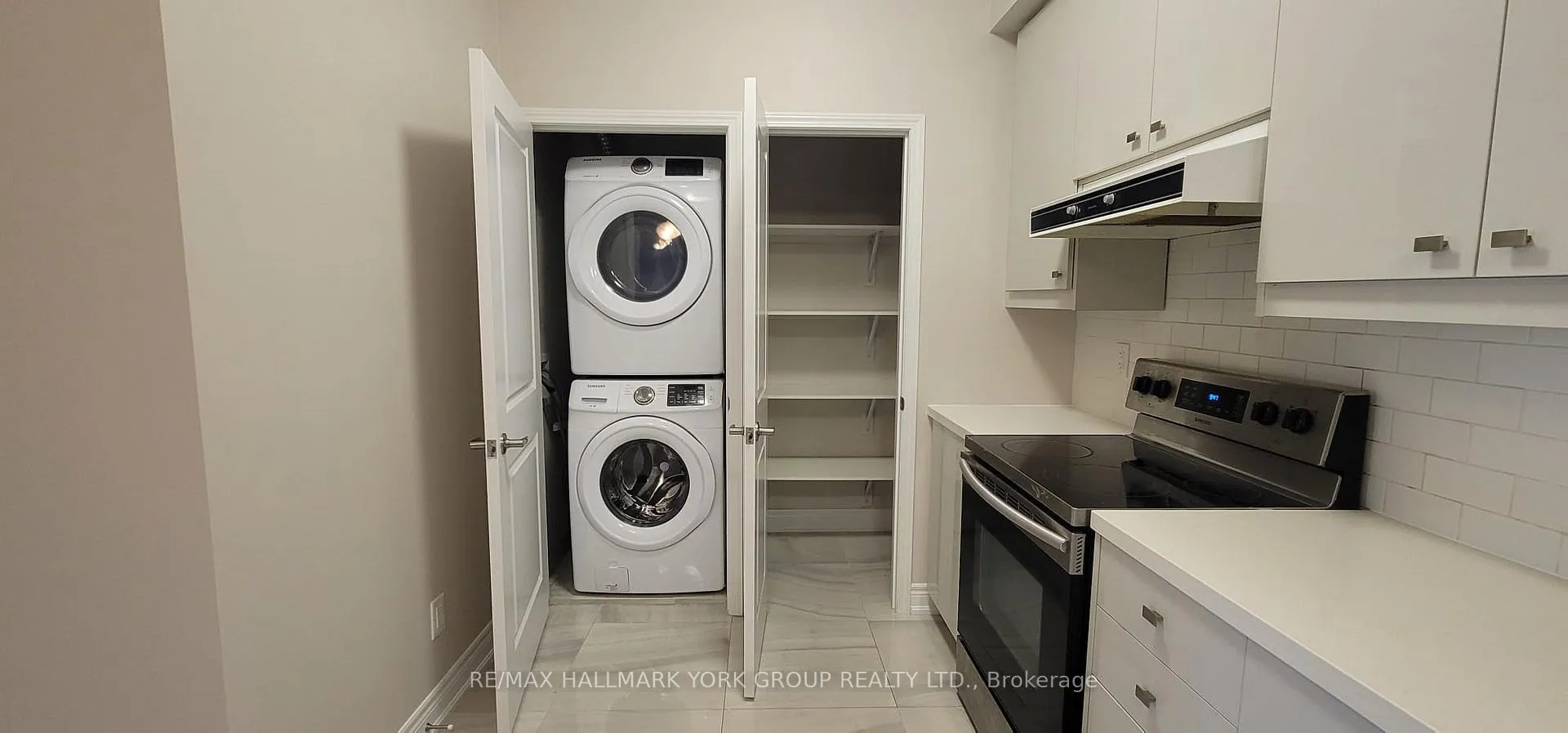 Photo 5 of Unit 207, 32 Wellington Street E, Aurora, Aurora Village — HOMEH