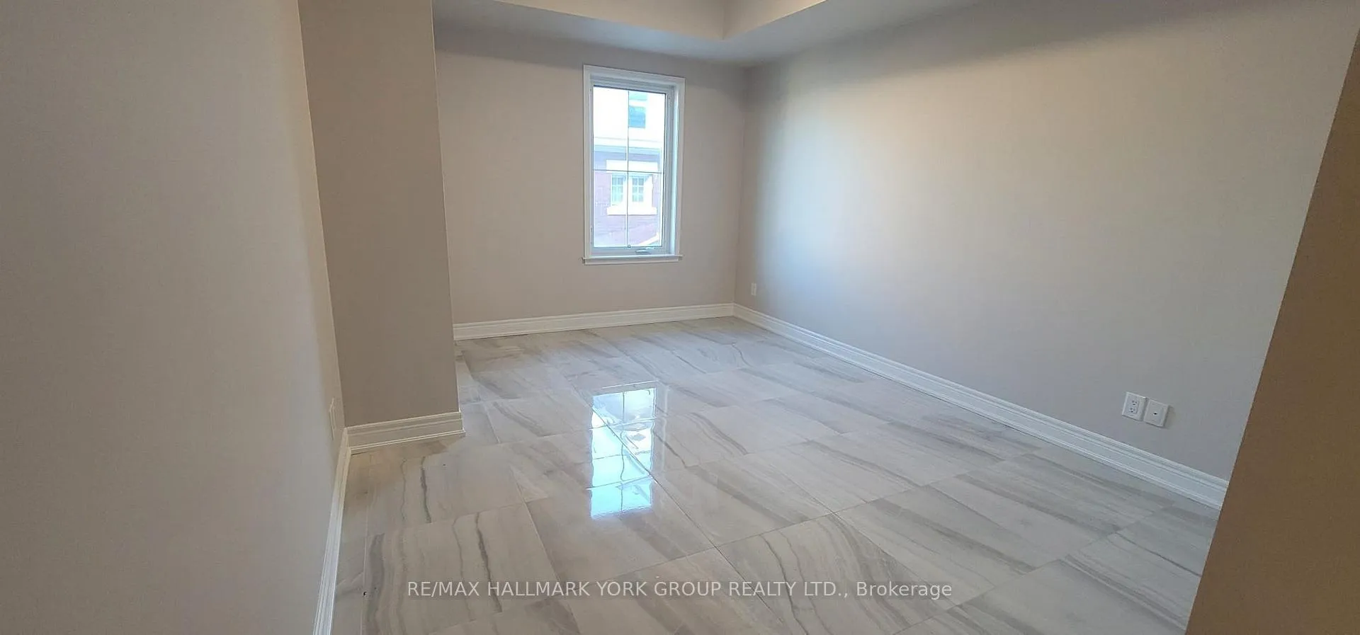 Photo 8 of Unit 207, 32 Wellington Street E, Aurora, Aurora Village — HOMEH