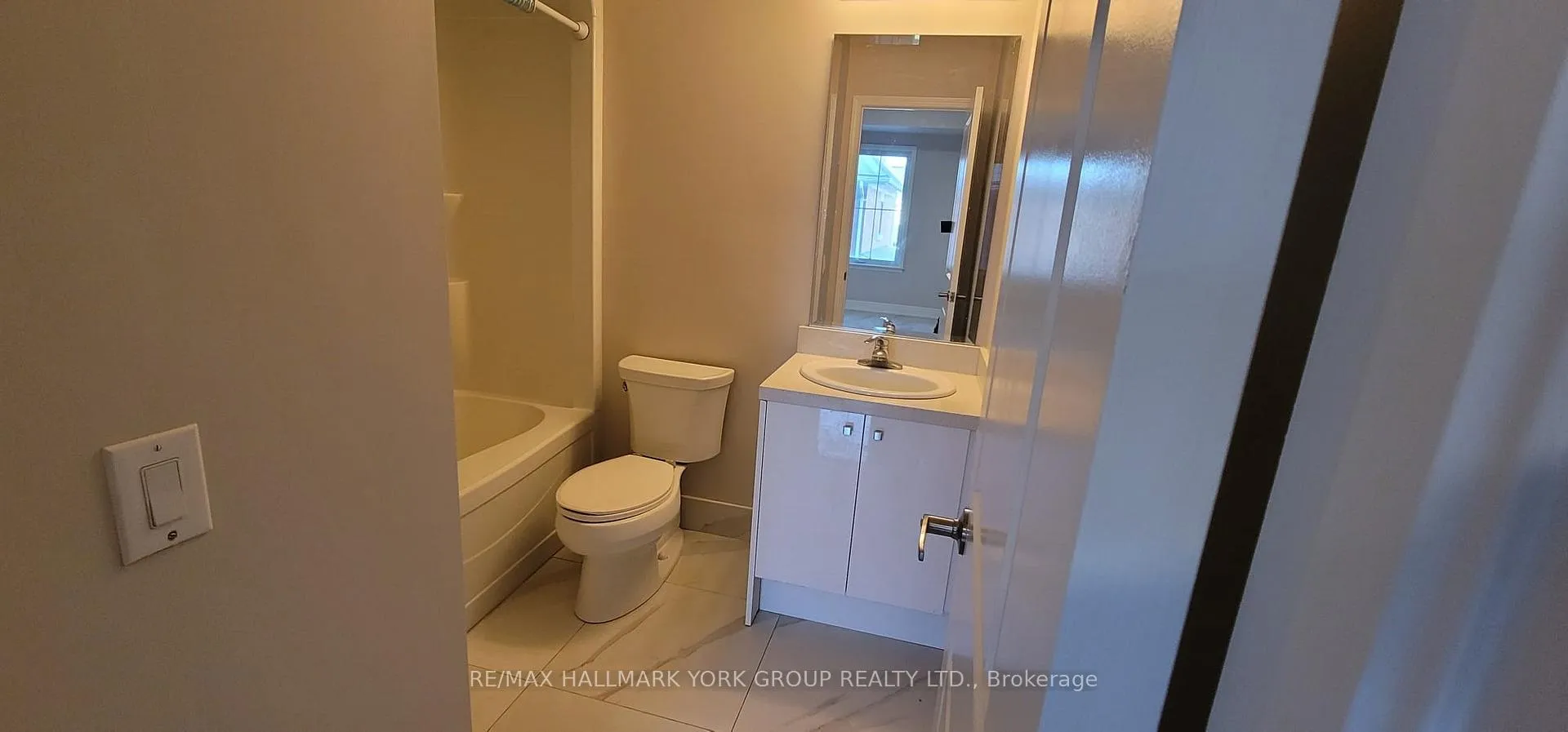 Photo 11 of Unit 207, 32 Wellington Street E, Aurora, Aurora Village — HOMEH