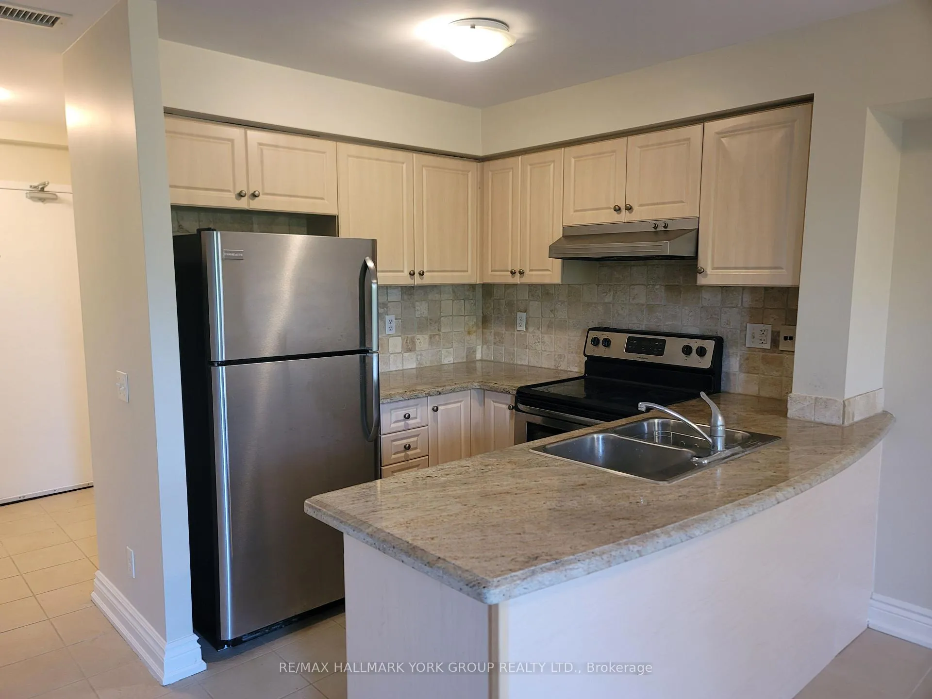 Photo 2 of Unit 303, 15565 Yonge Street, Aurora, Aurora Village — HOMEH