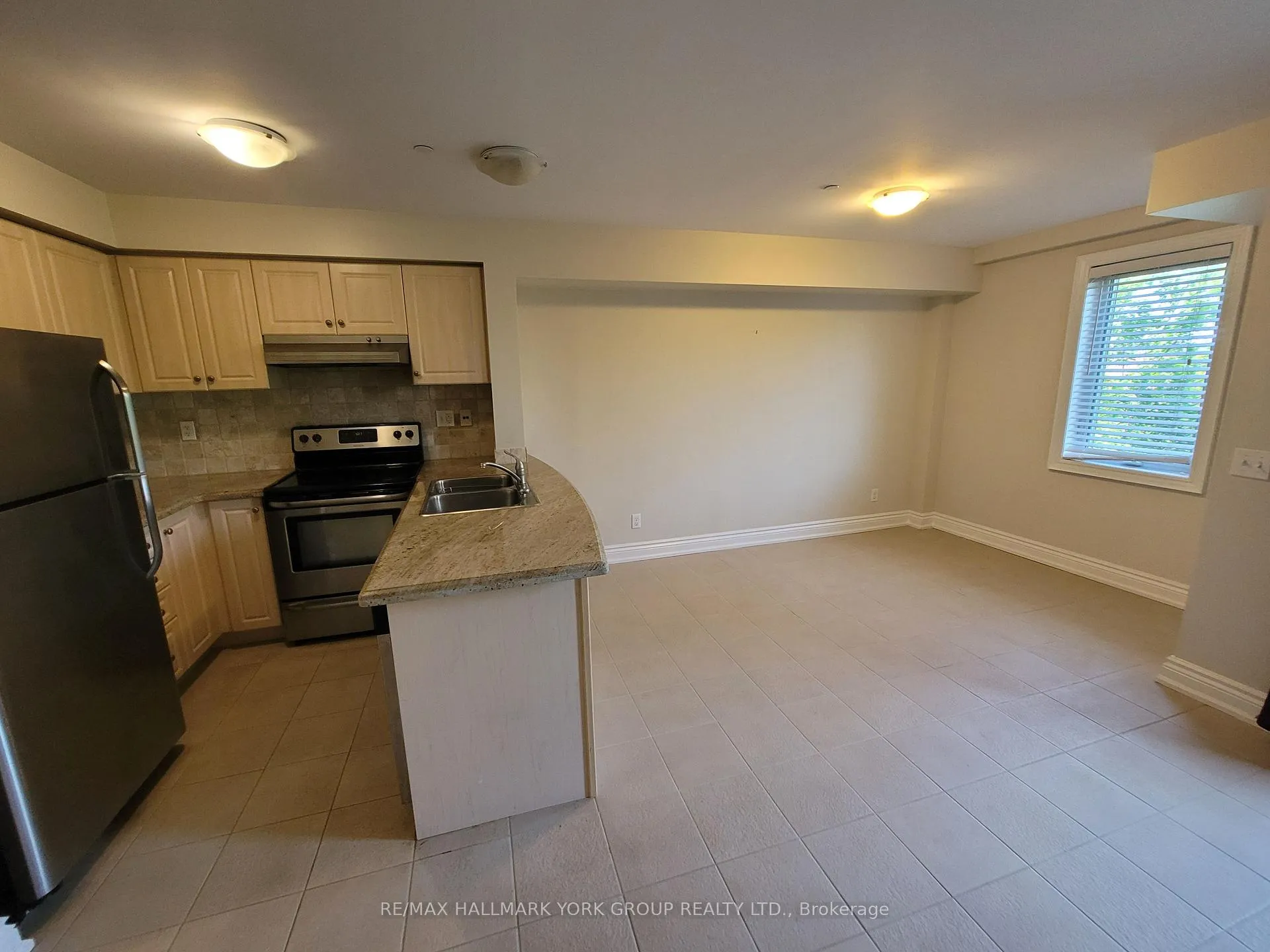 Photo 4 of Unit 303, 15565 Yonge Street, Aurora, Aurora Village — HOMEH