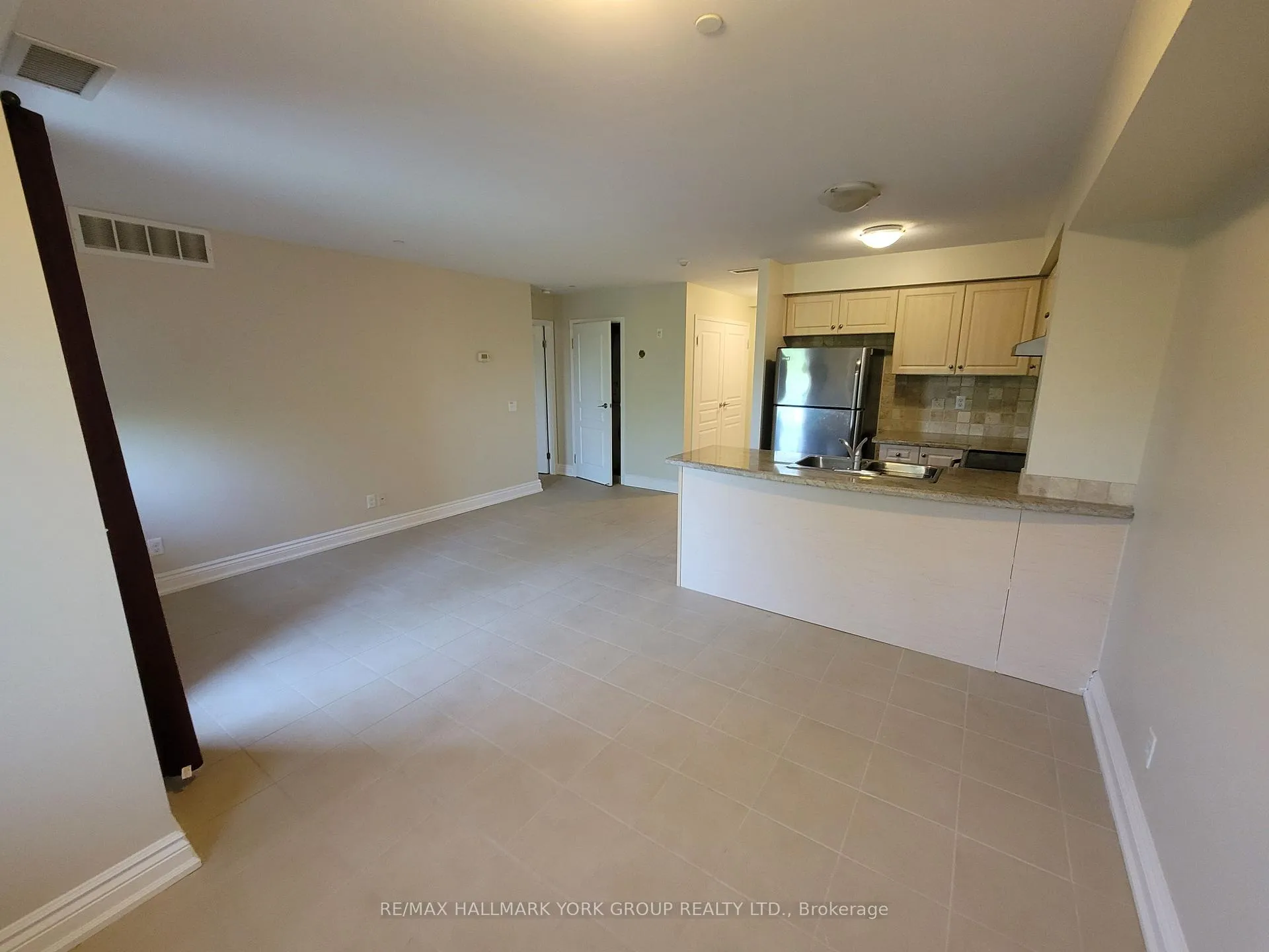 Photo 5 of Unit 303, 15565 Yonge Street, Aurora, Aurora Village — HOMEH