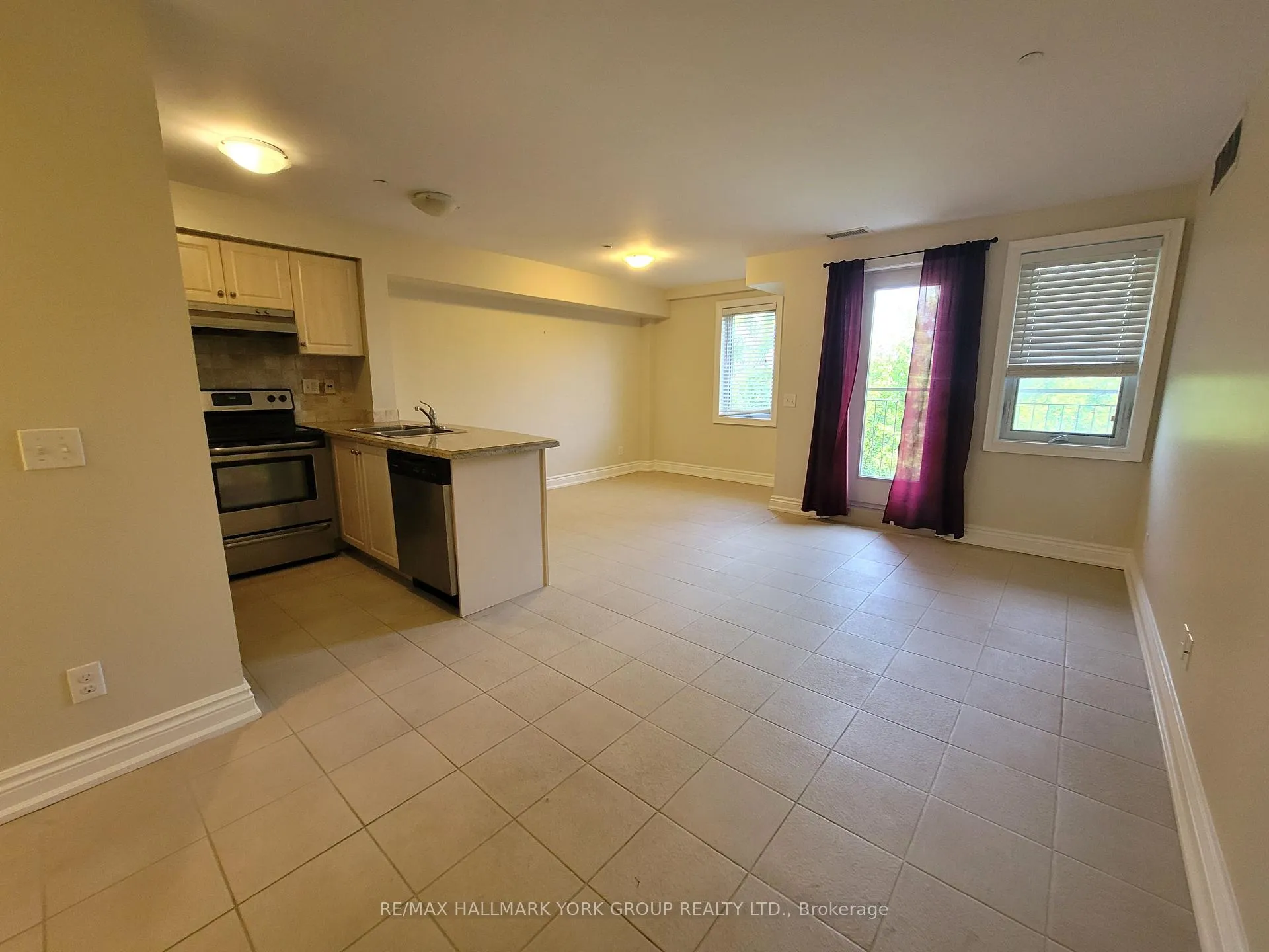 Photo 6 of Unit 303, 15565 Yonge Street, Aurora, Aurora Village — HOMEH