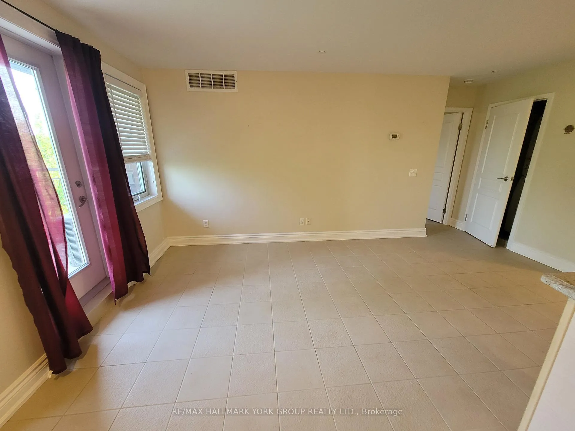 Photo 7 of Unit 303, 15565 Yonge Street, Aurora, Aurora Village — HOMEH