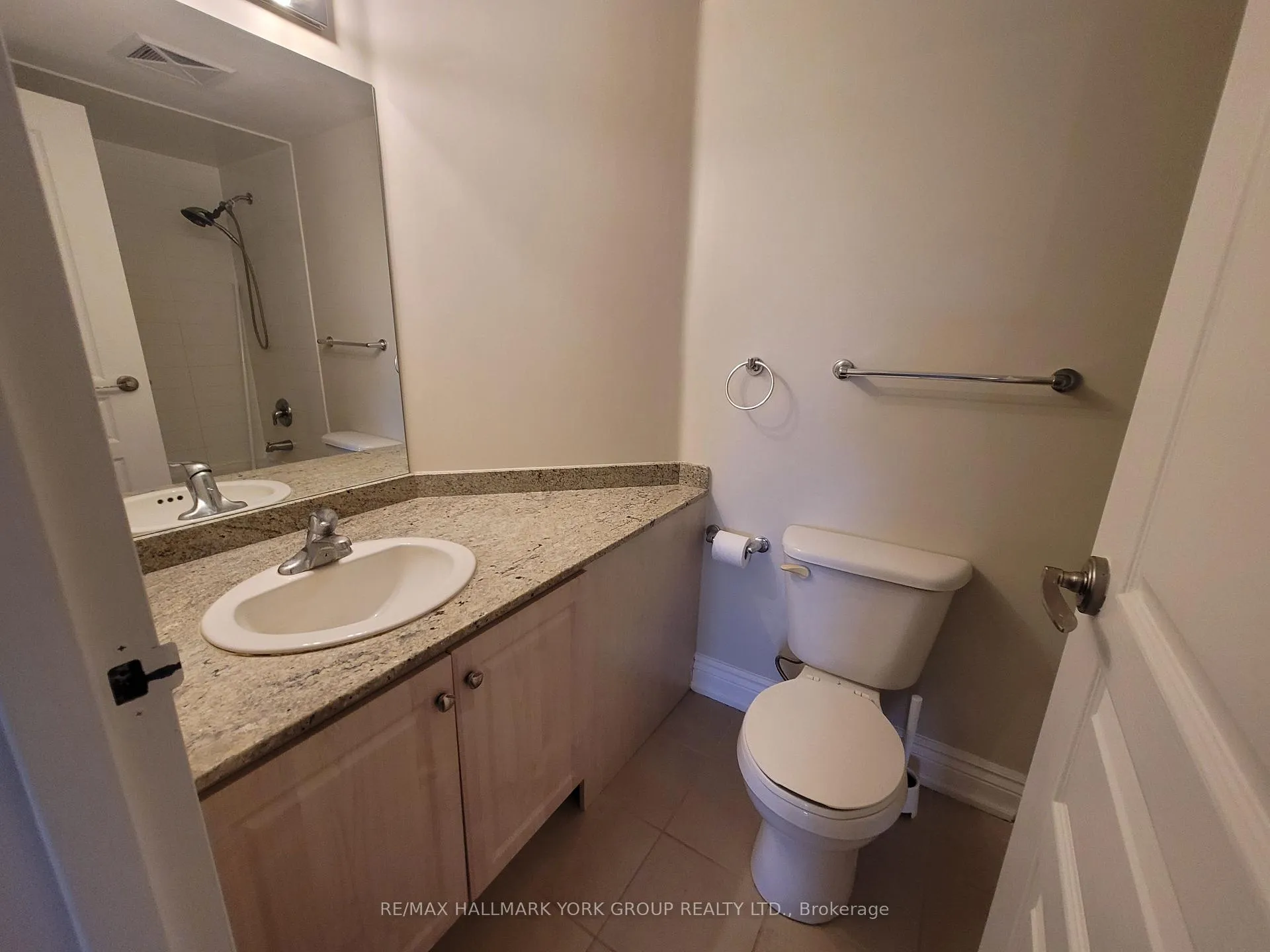 Photo 10 of Unit 303, 15565 Yonge Street, Aurora, Aurora Village — HOMEH