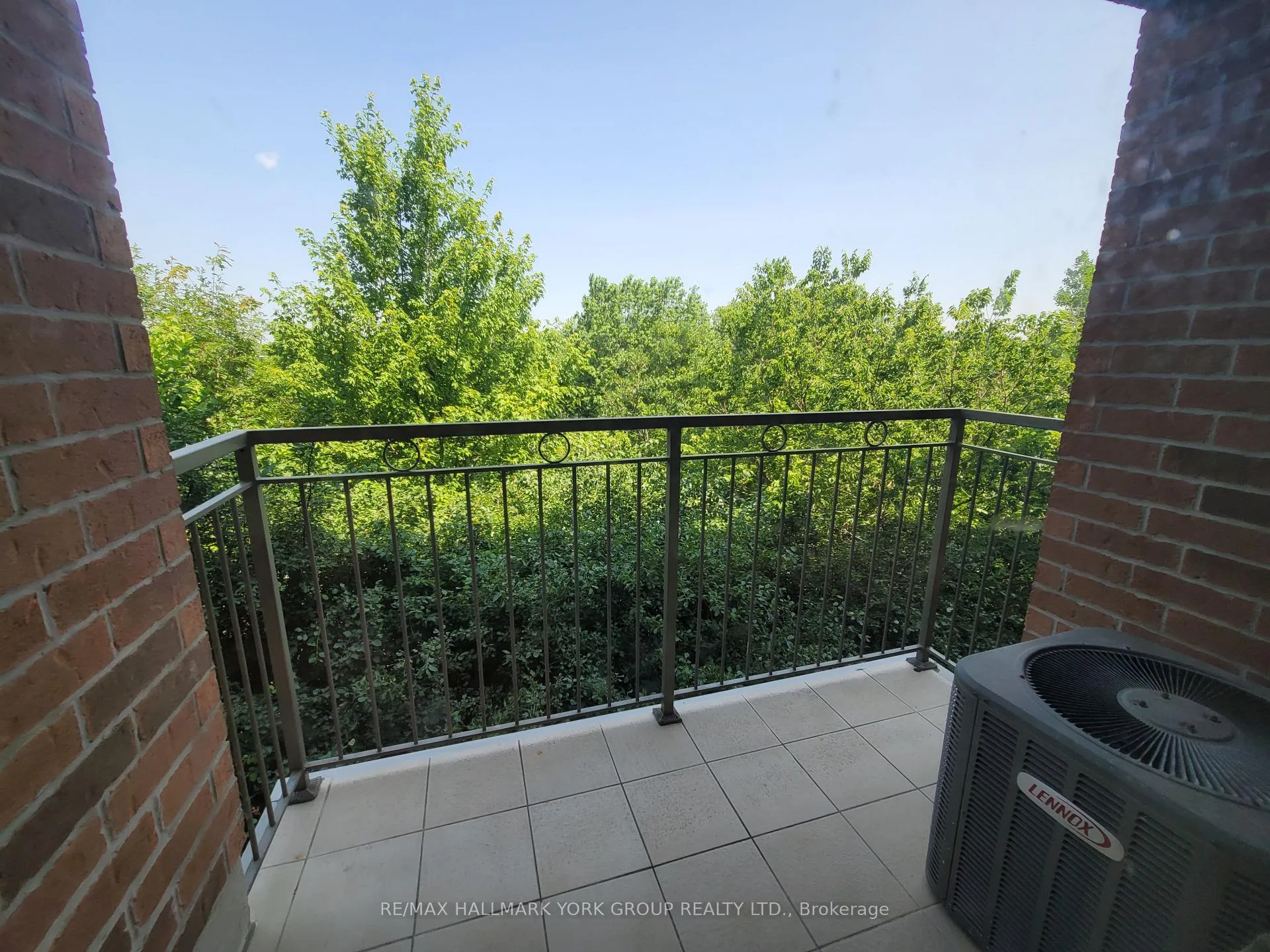 Photo 11 of Unit 303, 15565 Yonge Street, Aurora, Aurora Village — HOMEH