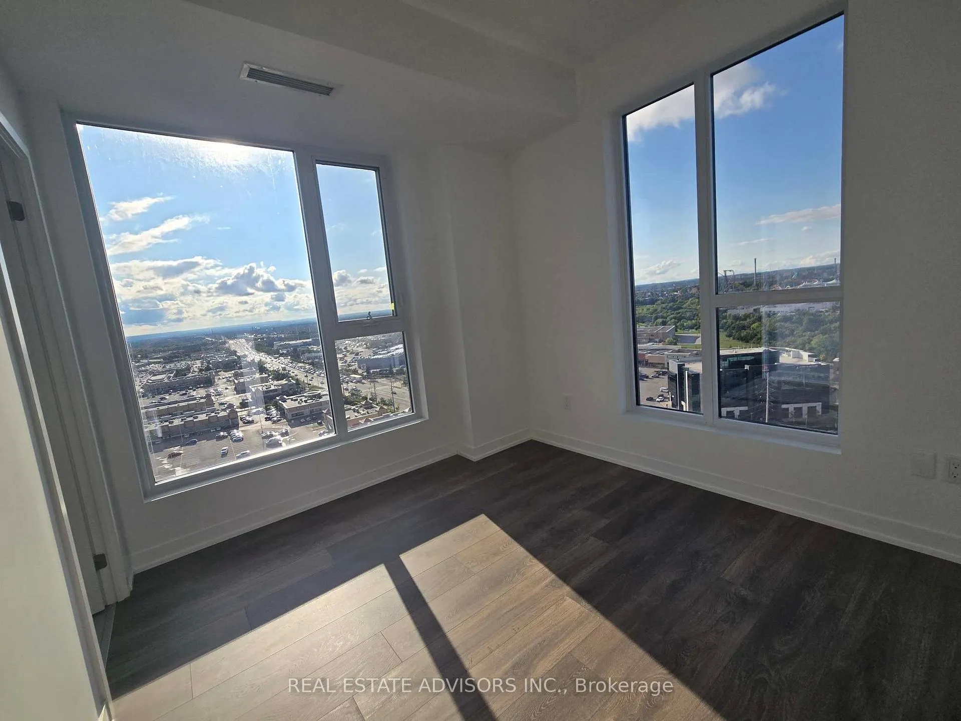 Photo 4 of Unit 1724, 498 Caldari Road, Vaughan, Concord — HOMEH