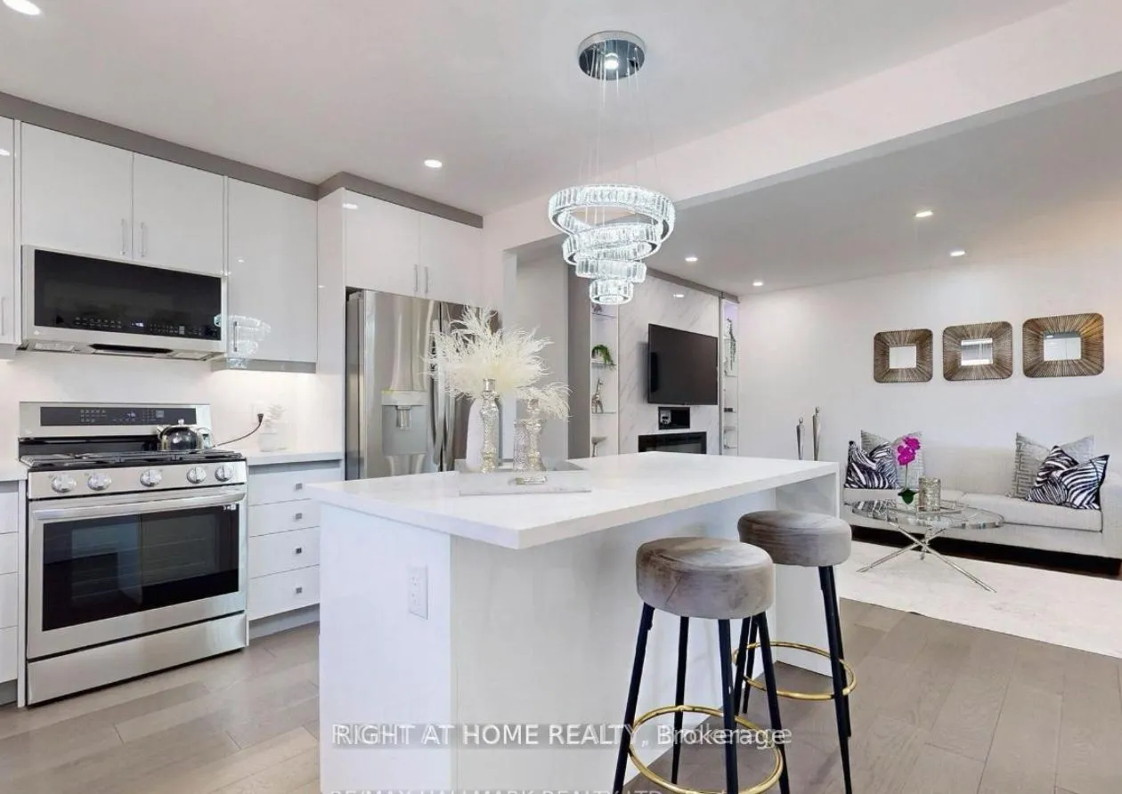 Photo 5 of 11 Jasper Drive, Aurora, Aurora Heights — HOMEH