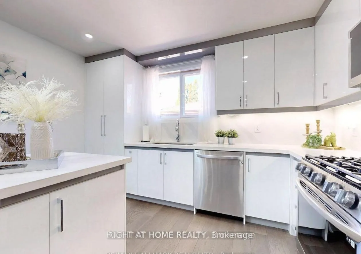 Photo 6 of 11 Jasper Drive, Aurora, Aurora Heights — HOMEH