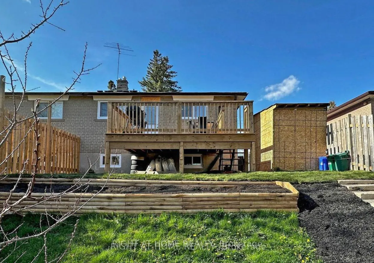 Photo 14 of 11 Jasper Drive, Aurora, Aurora Heights — HOMEH
