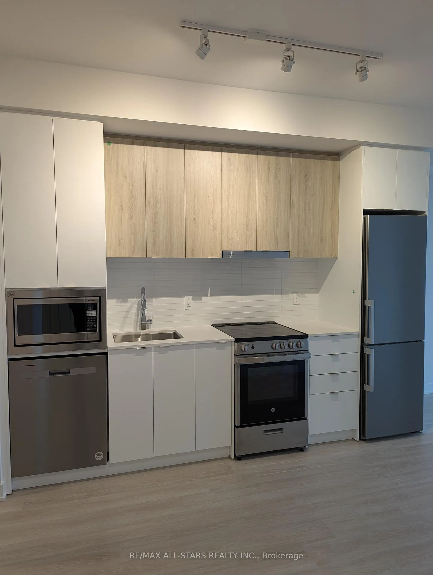 Photo 7 of Unit A 1504, 30 Upper Mall Way, Vaughan, Brownridge — HOMEH
