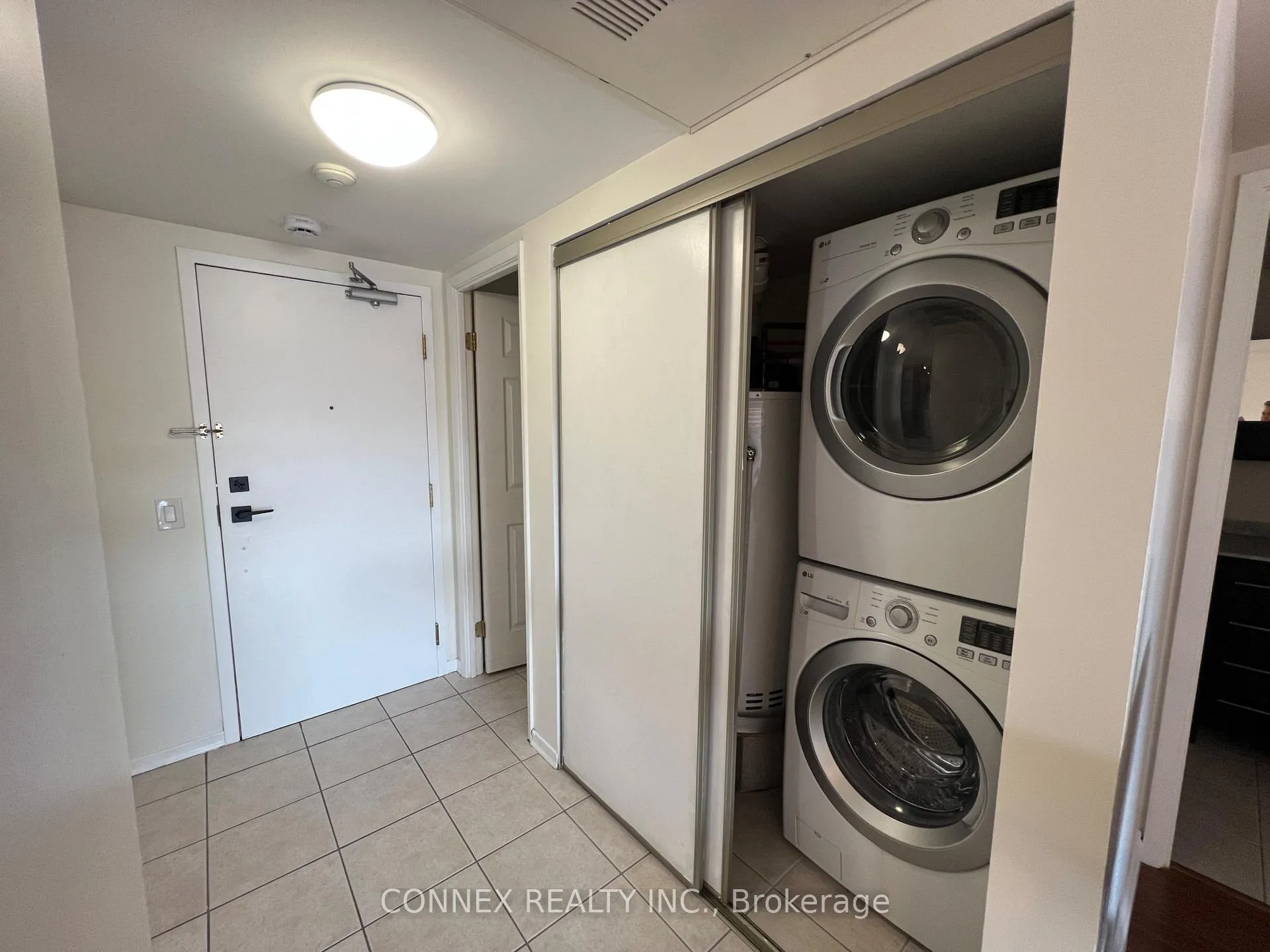 Photo 8 of Unit 403, 160 Wellington Street E, Aurora, Aurora Village — HOMEH