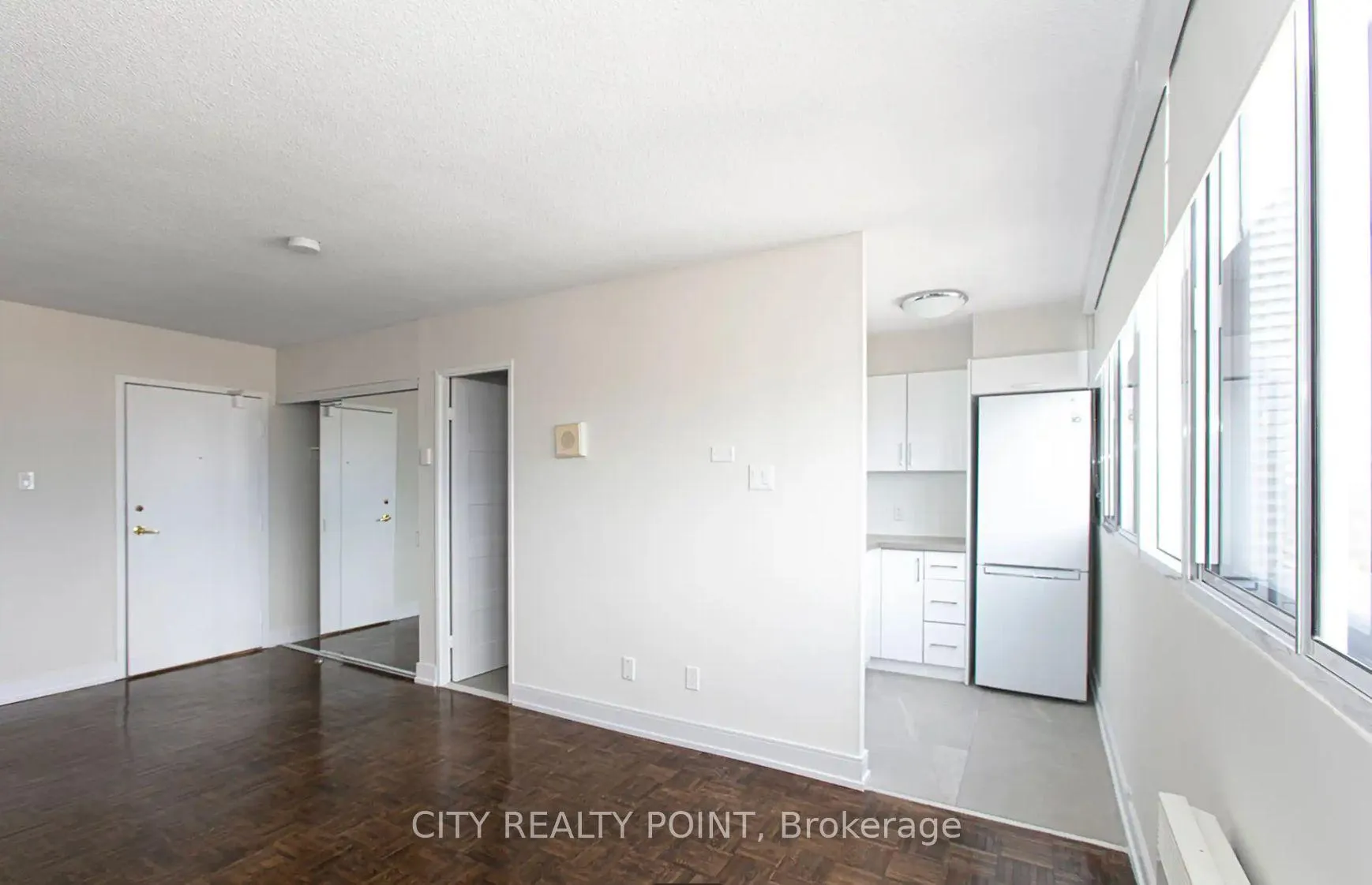 Front of Unit 2704, 33 Isabella Street