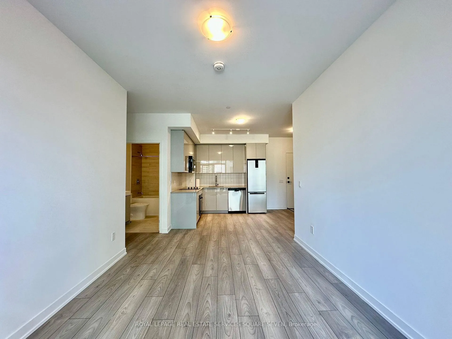 Photo 6 of Unit 427, 10 Abeja Street, Vaughan, Concord — HOMEH