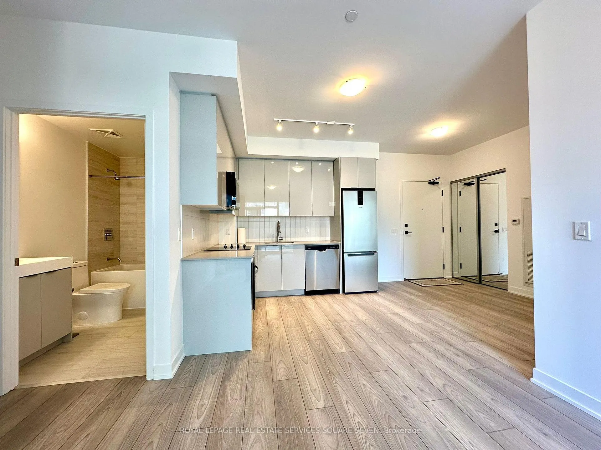 Photo 7 of Unit 427, 10 Abeja Street, Vaughan, Concord — HOMEH
