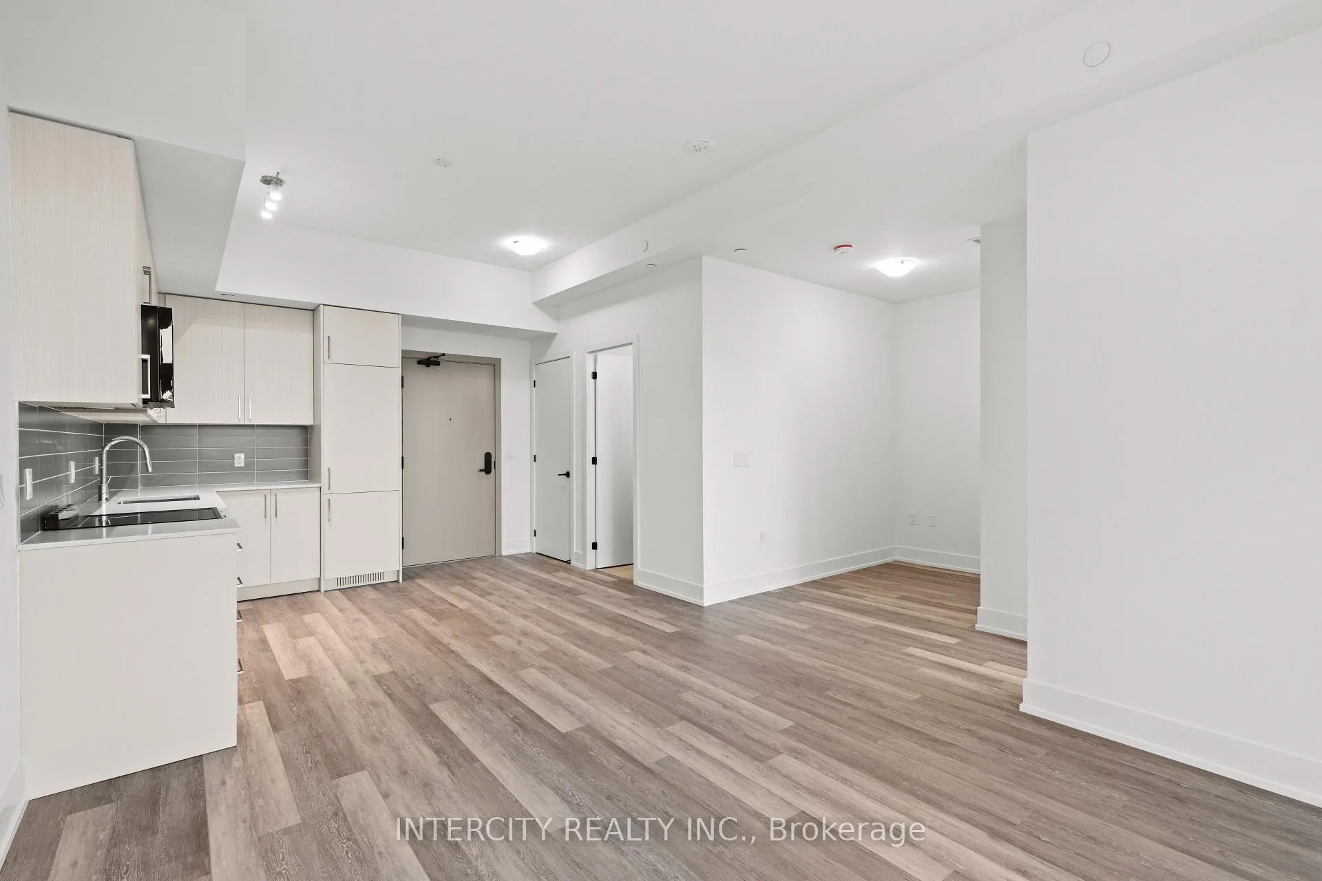 Photo 7 of Unit 519, 2075 King Road, King, King City — HOMEH