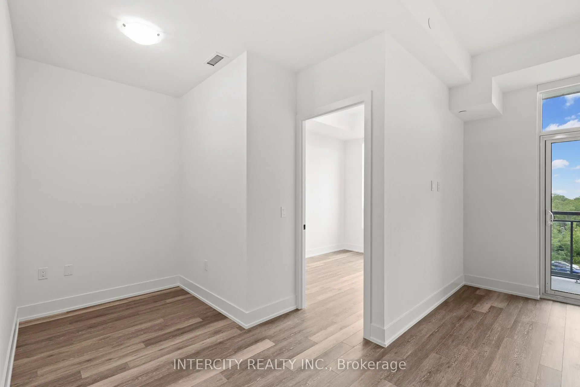 Photo 8 of Unit 519, 2075 King Road, King, King City — HOMEH