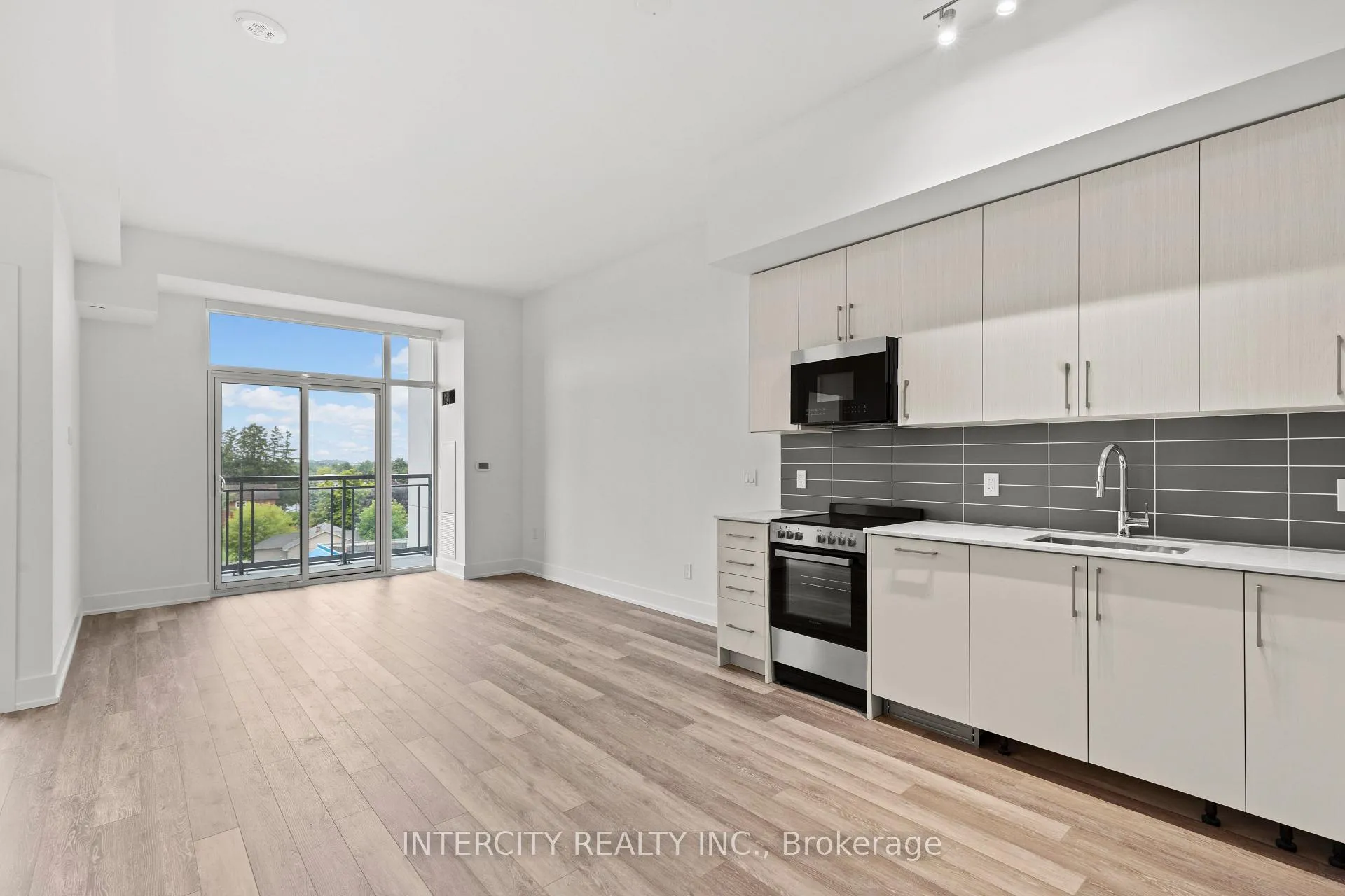 Photo 9 of Unit 519, 2075 King Road, King, King City — HOMEH