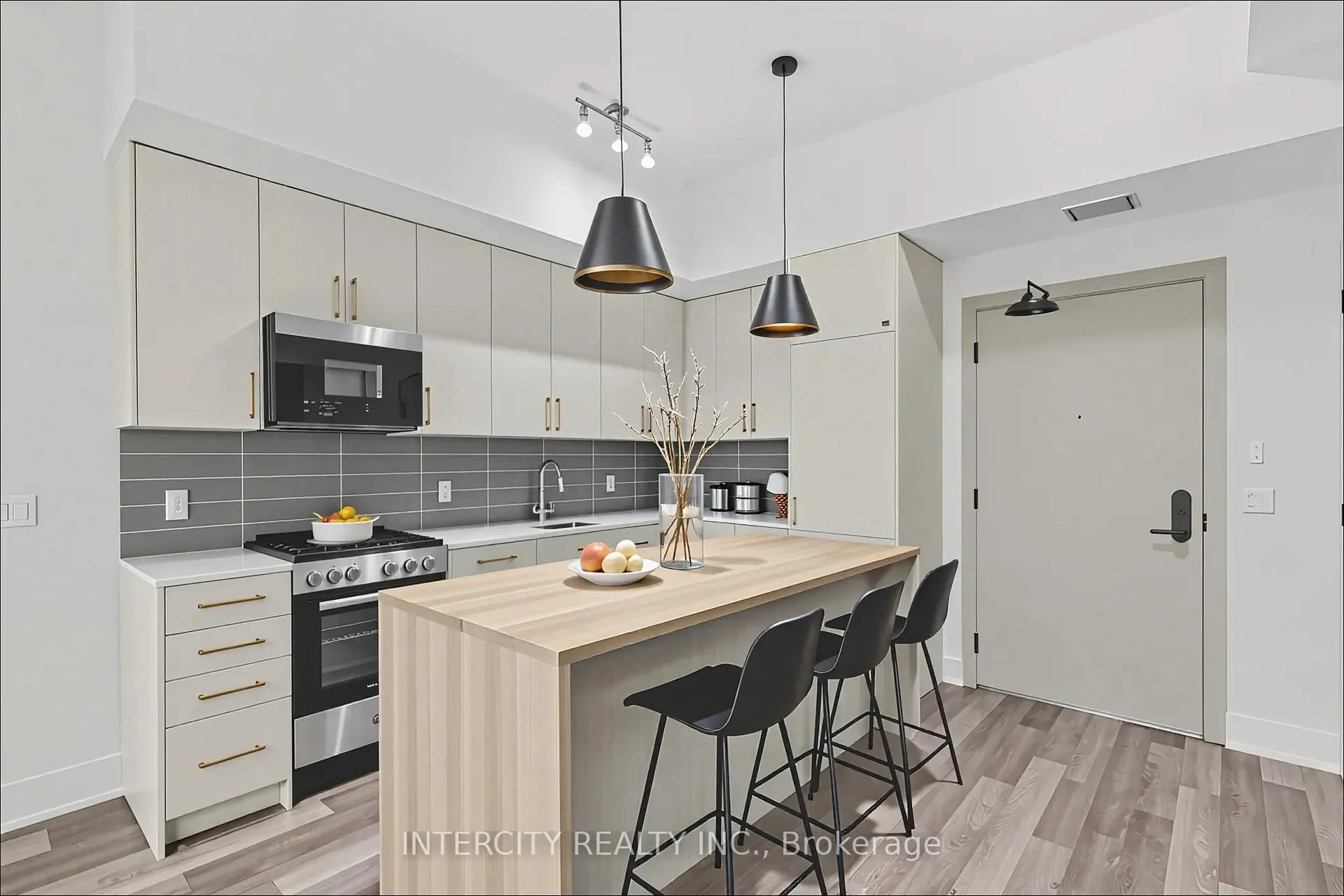 Photo 10 of Unit 519, 2075 King Road, King, King City — HOMEH