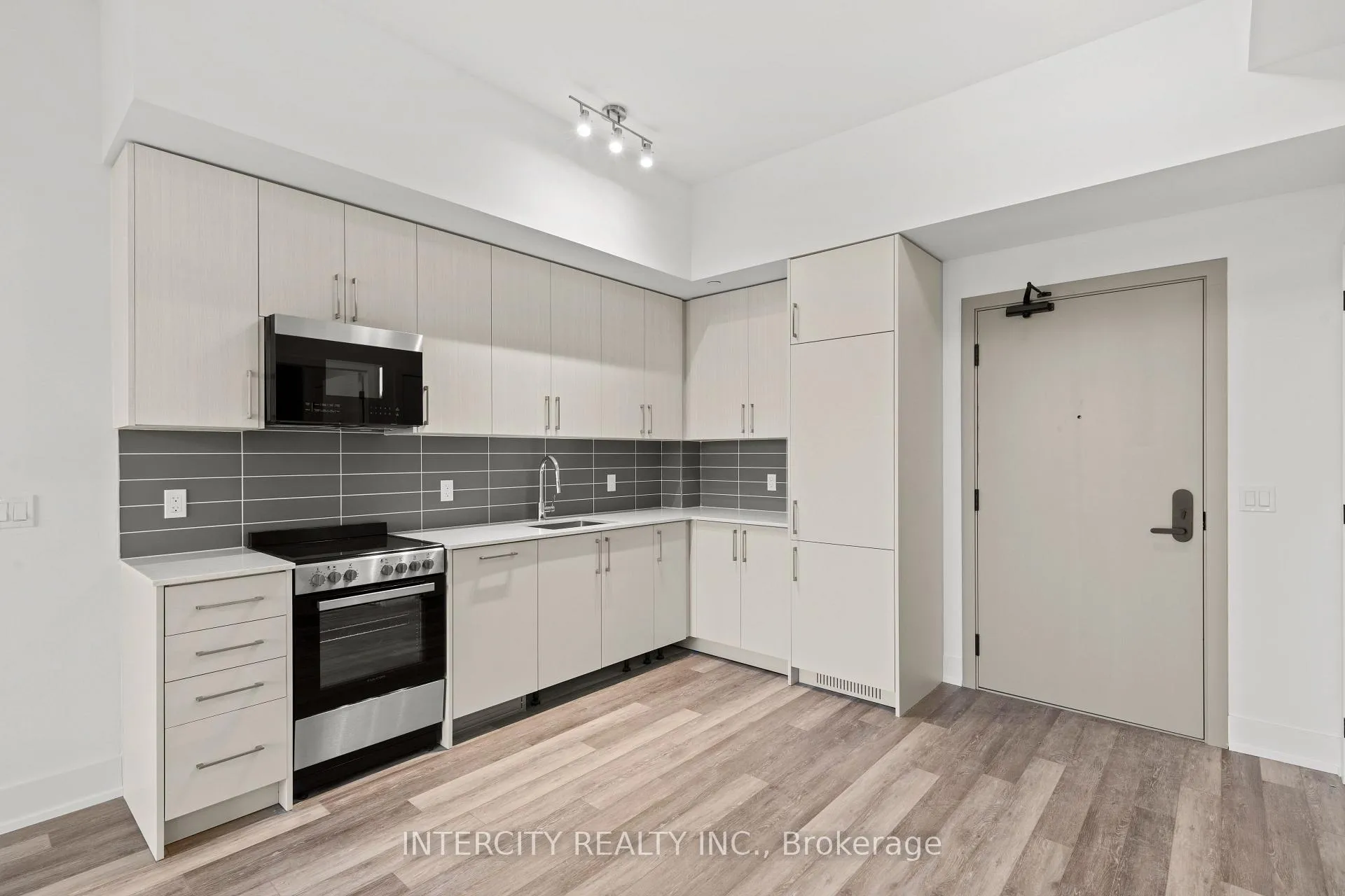 Photo 11 of Unit 519, 2075 King Road, King, King City — HOMEH