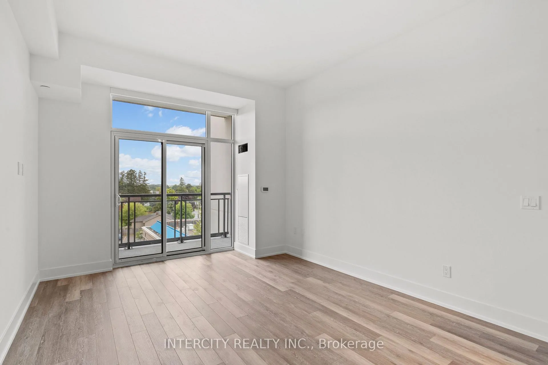 Photo 13 of Unit 519, 2075 King Road, King, King City — HOMEH
