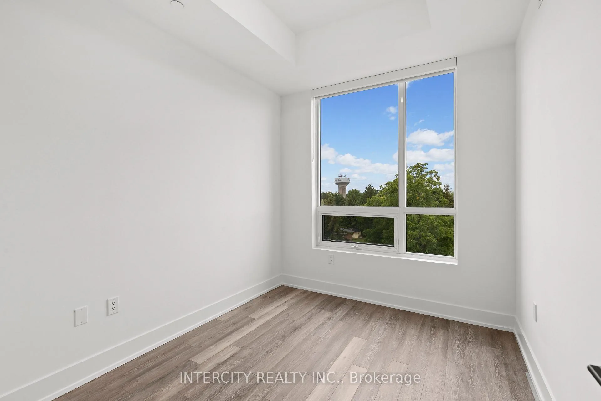Photo 17 of Unit 519, 2075 King Road, King, King City — HOMEH