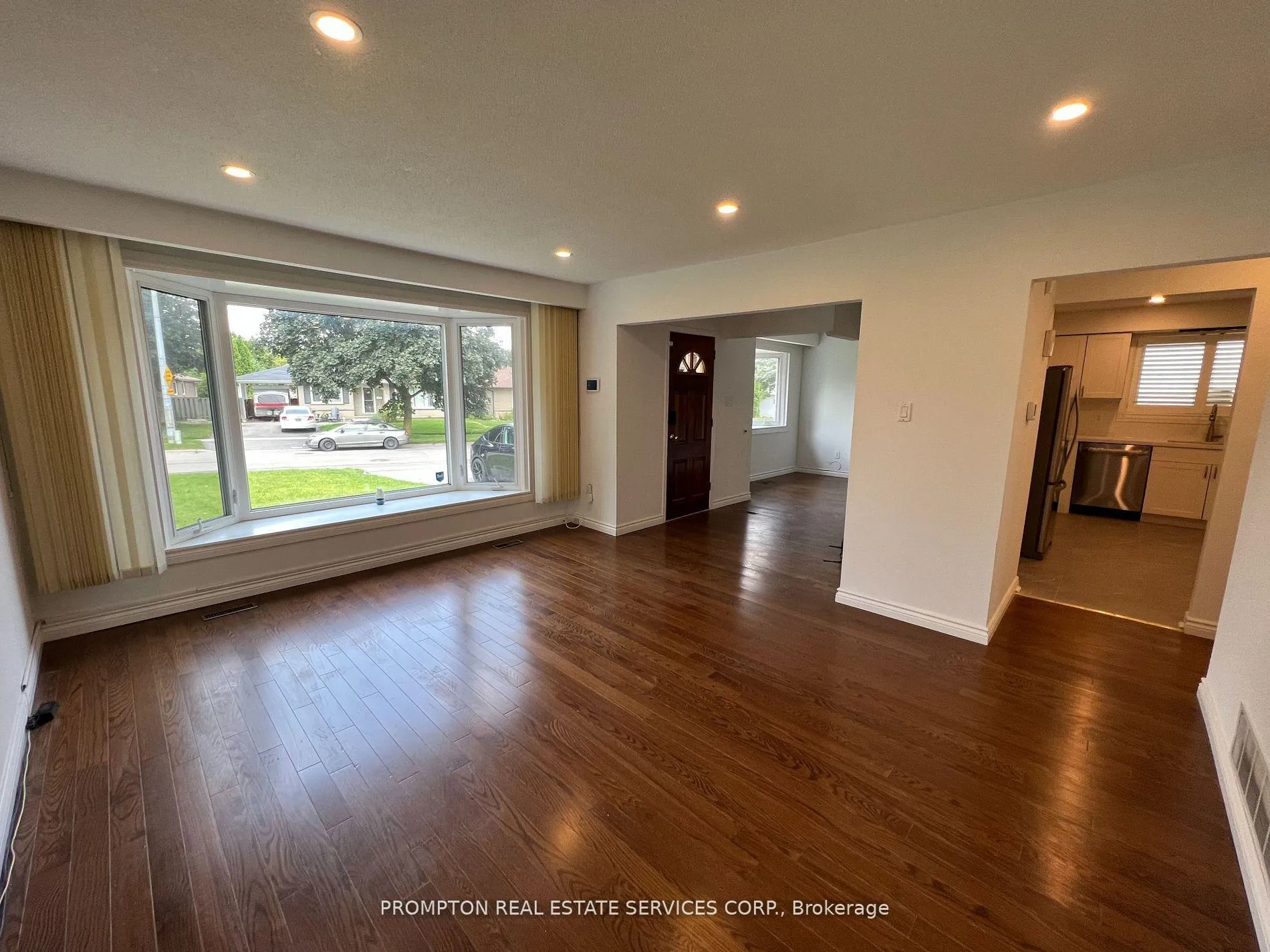 Photo 4 of Unit Main, 17 Devins Drive, Aurora, Aurora Heights — HOMEH