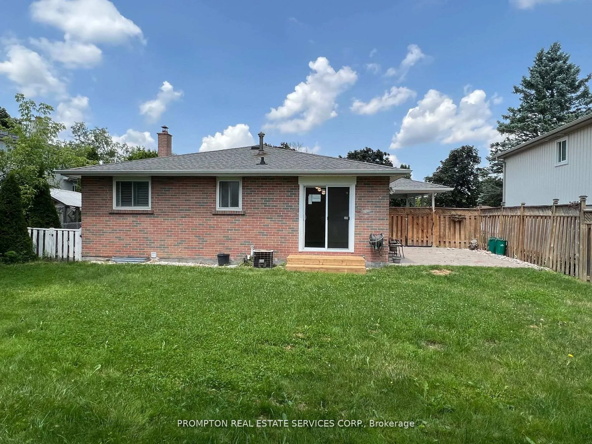 Photo 13 of Unit Main, 17 Devins Drive, Aurora, Aurora Heights — HOMEH