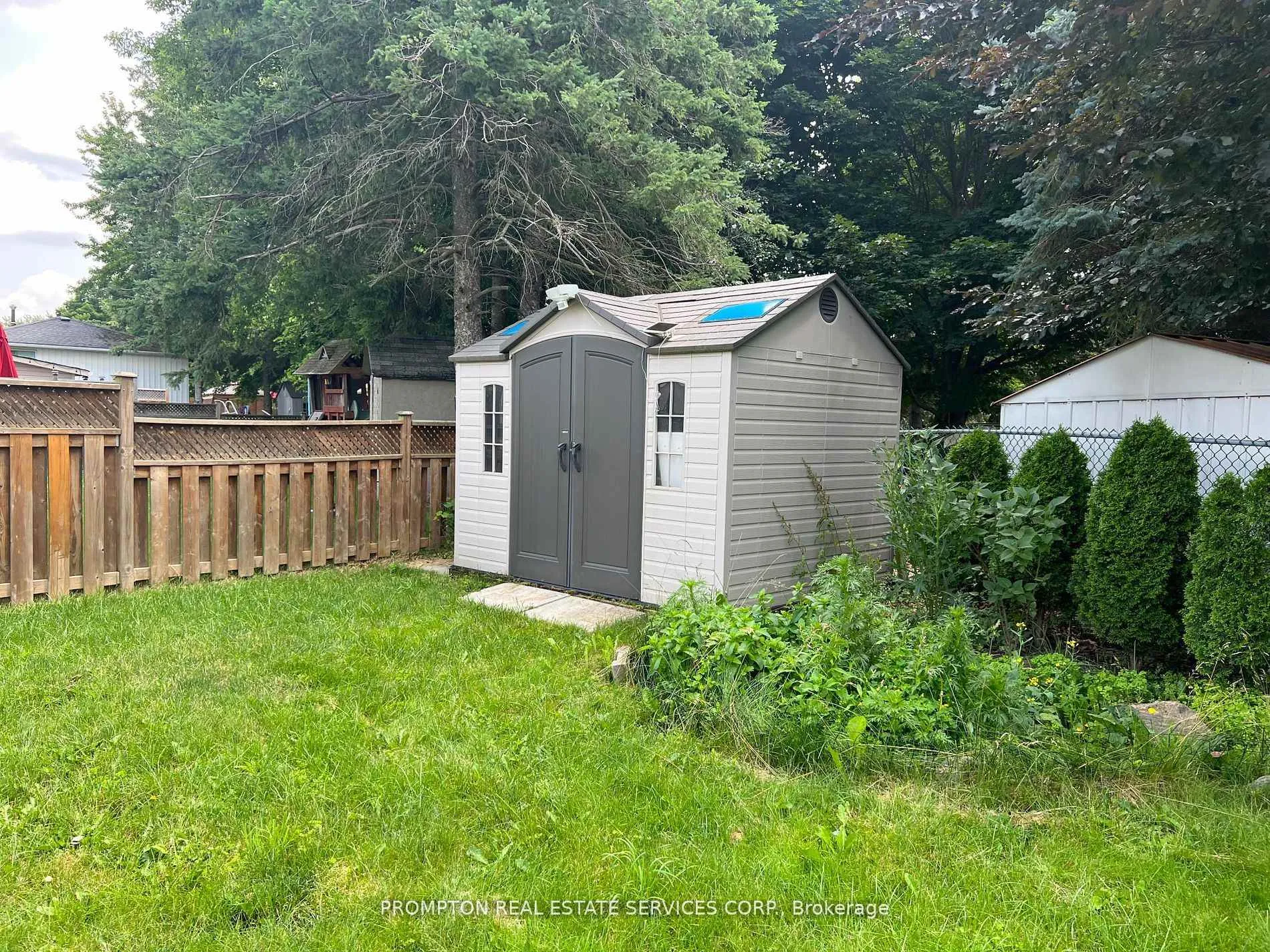 Photo 14 of Unit Main, 17 Devins Drive, Aurora, Aurora Heights — HOMEH