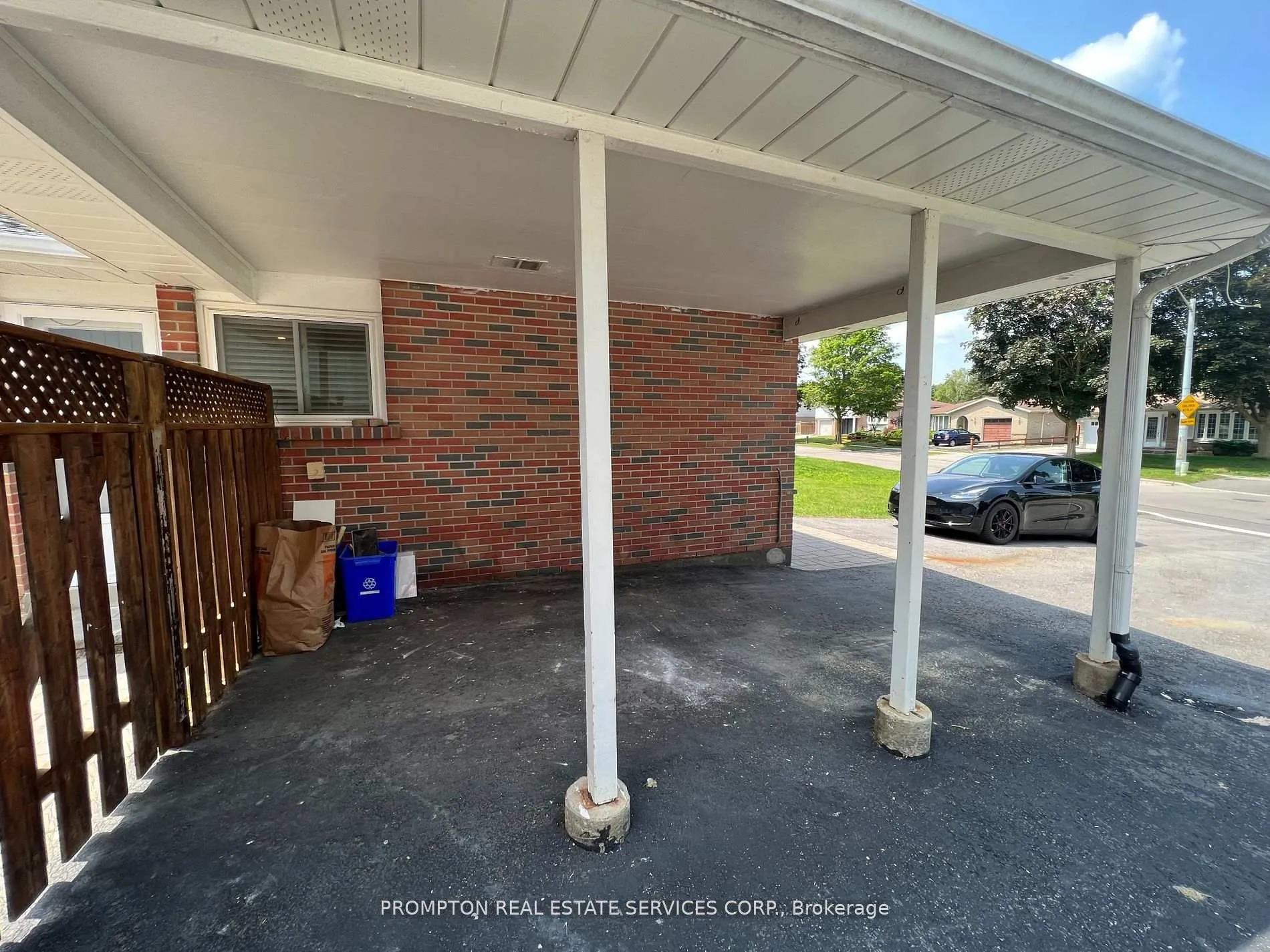 Photo 15 of Unit Main, 17 Devins Drive, Aurora, Aurora Heights — HOMEH