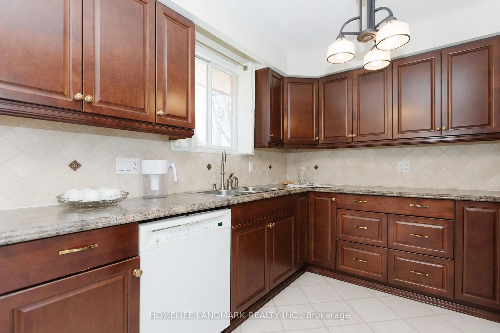 Photo 5 of 254 Athabasca Street, Oshawa, Donevan — HOMEH
