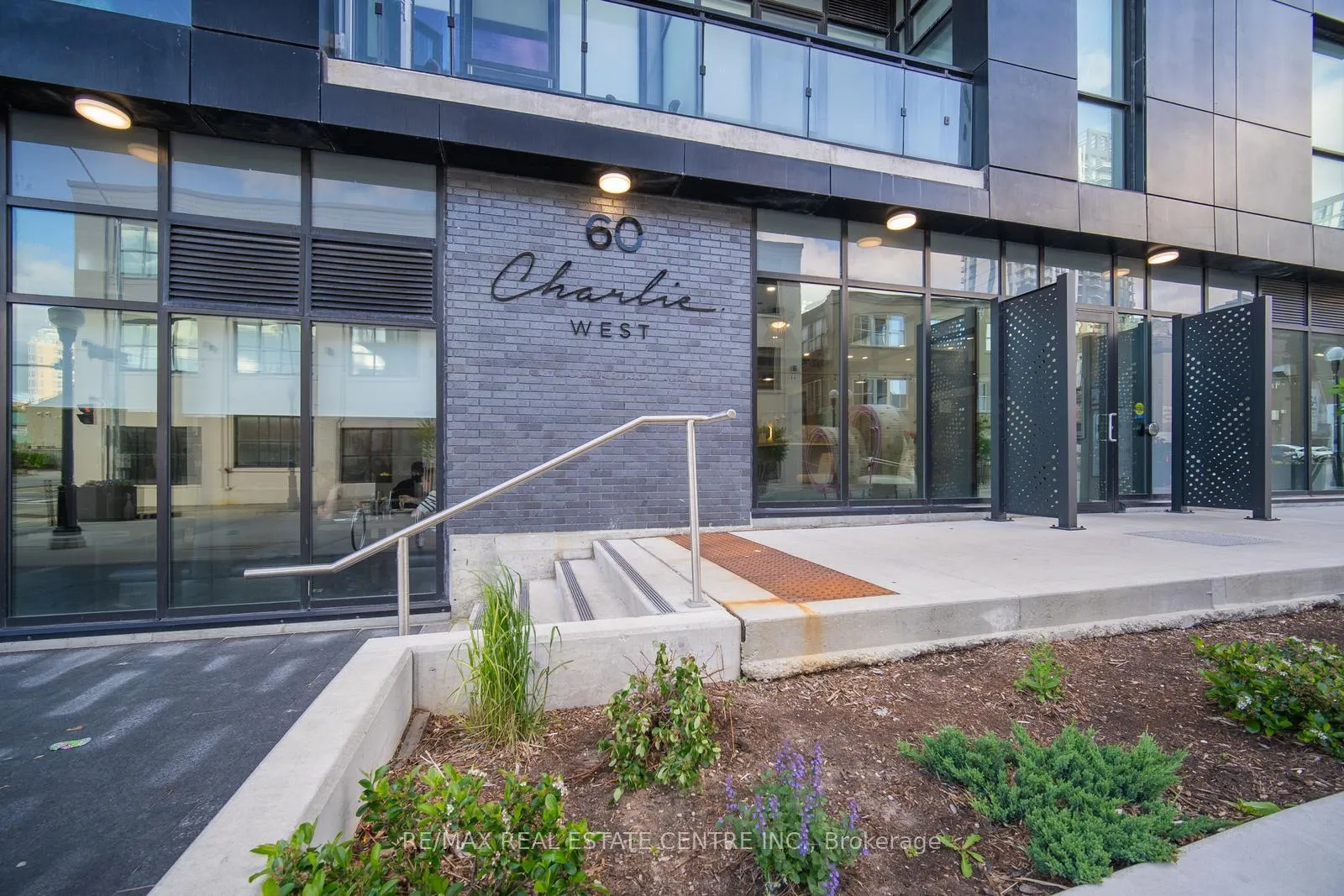 Photo 3 of Unit 604, 60 Charles Street W, Kitchener, City Commercial Core — HOMEH