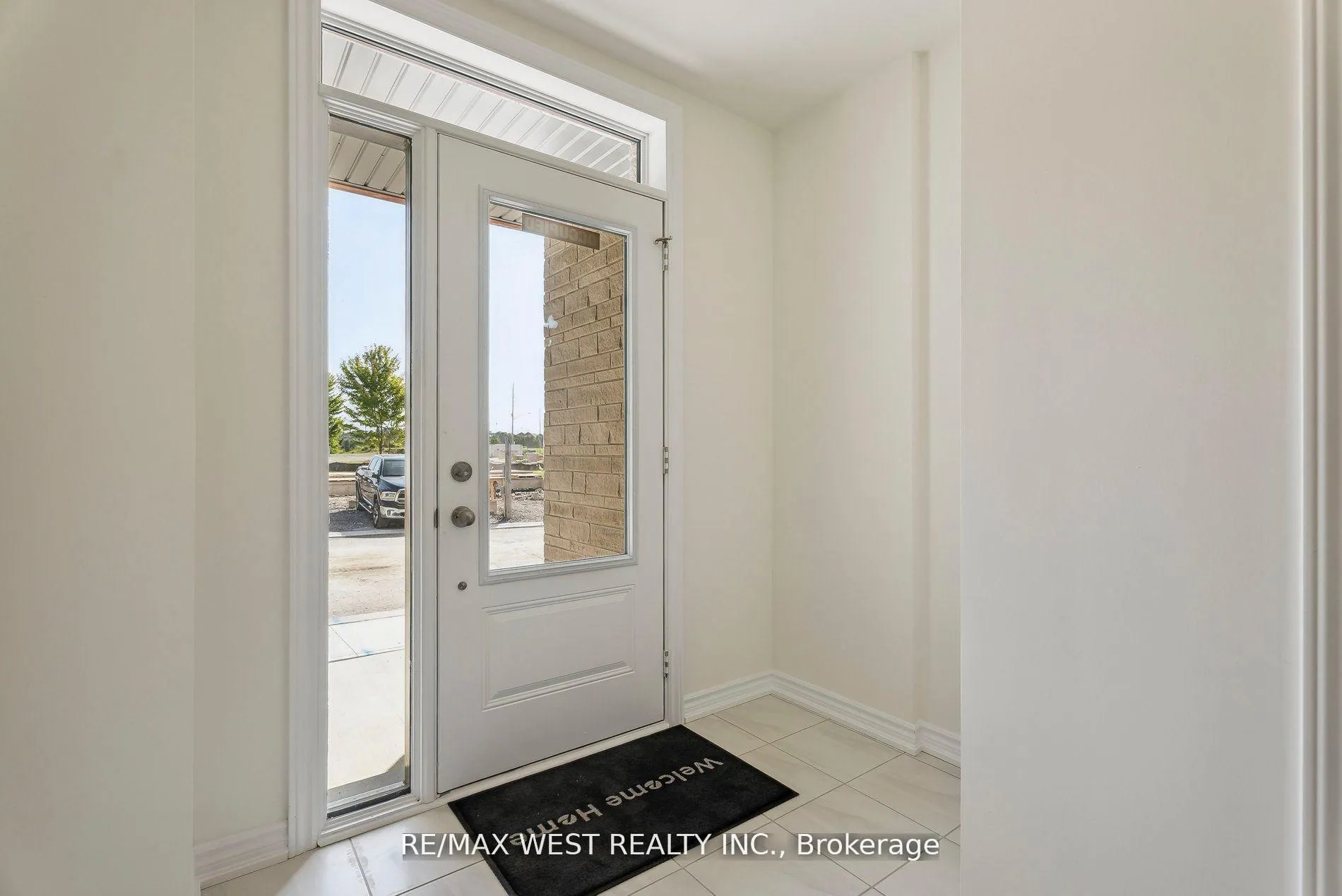Photo 4 of 149 Blick Crescent, Aurora, Bayview Wellington — HOMEH