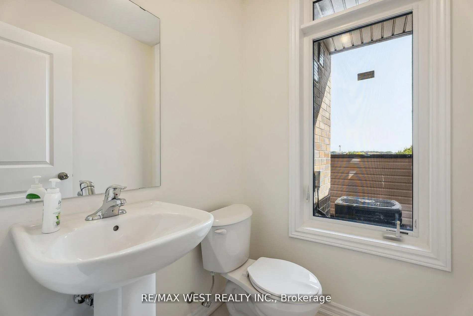Photo 9 of 149 Blick Crescent, Aurora, Bayview Wellington — HOMEH