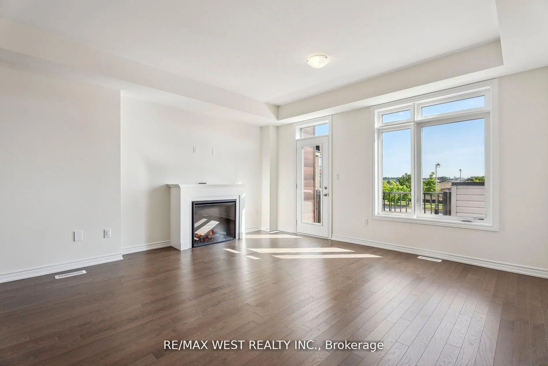 Photo 10 of 149 Blick Crescent, Aurora, Bayview Wellington — HOMEH