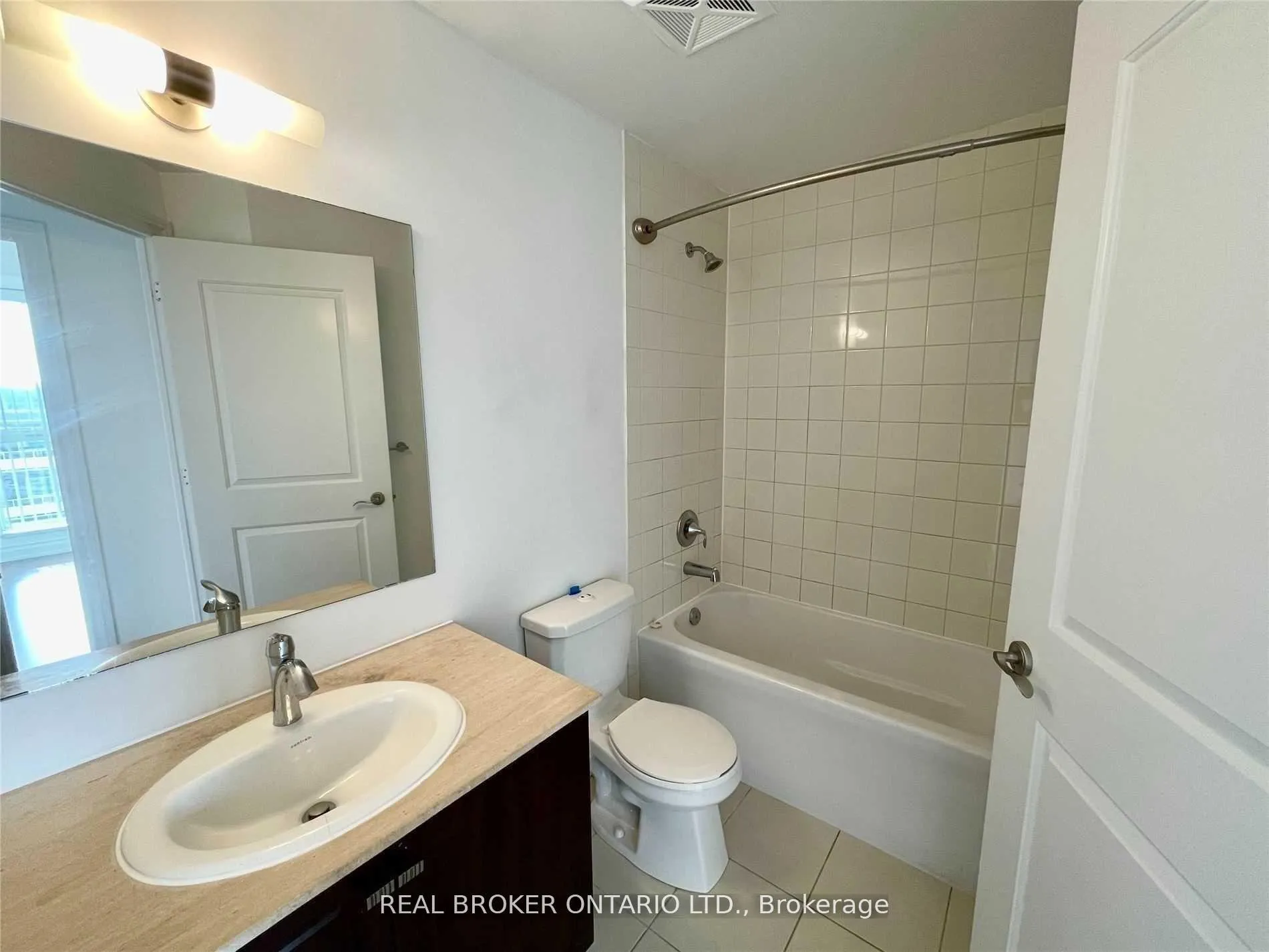 Photo 9 of Unit 404, 68 Main Street N, Markham, Old Markham Village — HOMEH